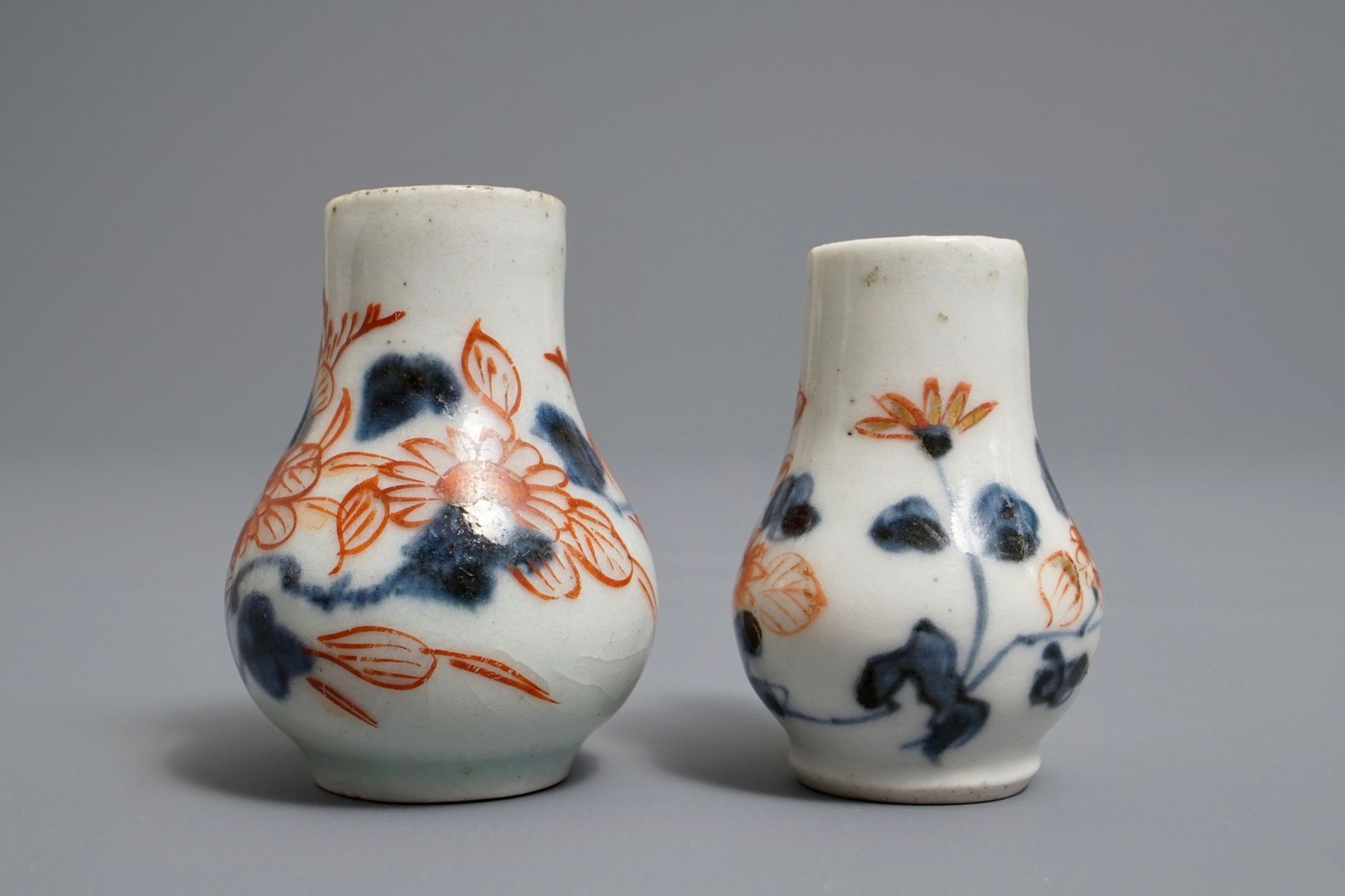 A pair of Japanese Imari miniature jugs, Edo, 18th C. - Image 2 of 6