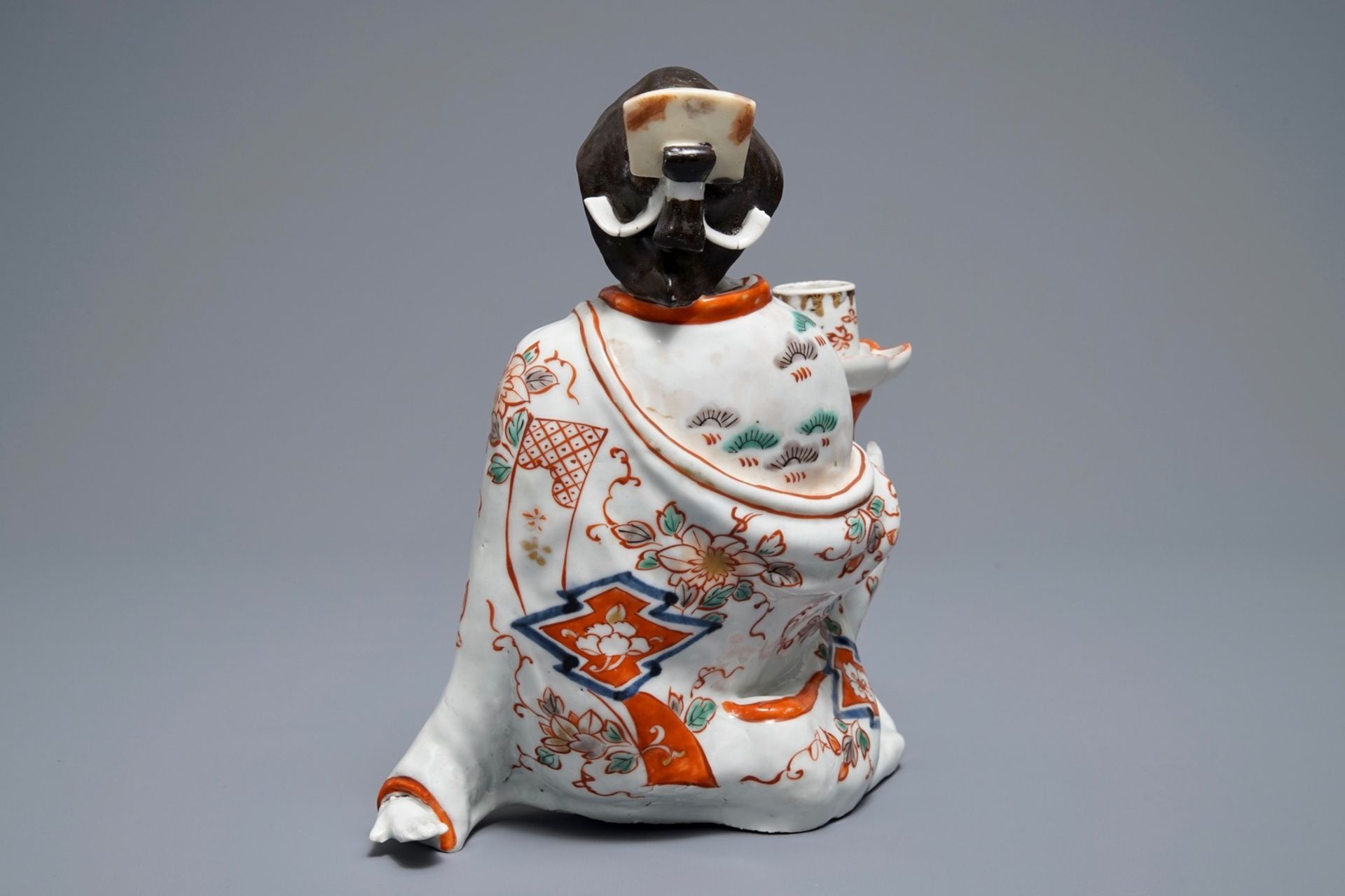 A Japanese Imari figure of a Bijin with candle holder, Edo, 17/18th C. - Image 2 of 7