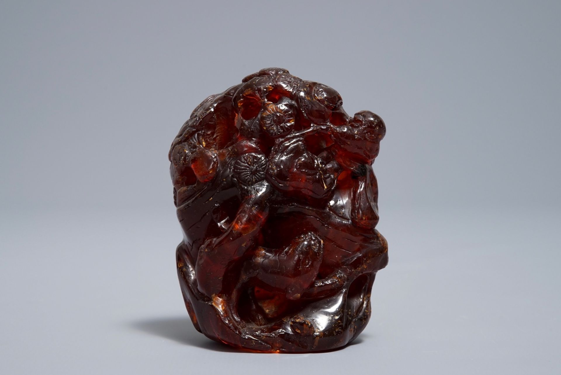 A Chinese carved amber group of a tiger below a pine tree, 19/20th C. - Image 2 of 7