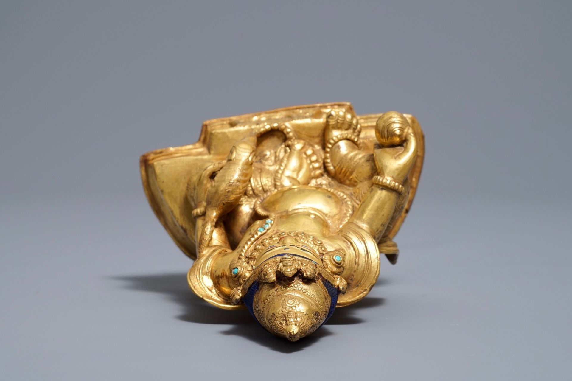 A Sino-Tibetan gilt bronze figure of Jambhala, 19/20th C. - Image 6 of 8