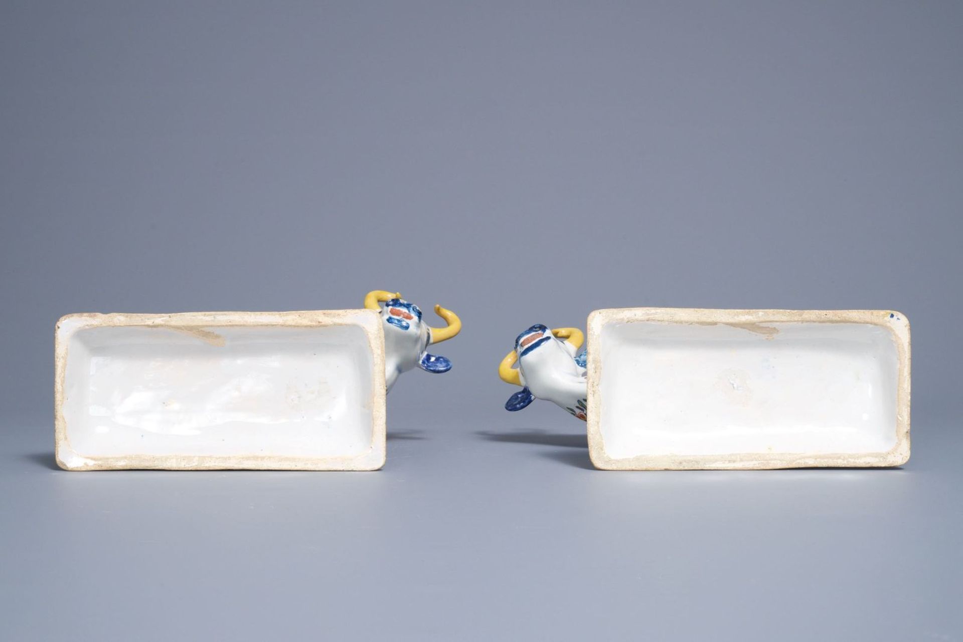 A pair of polychrome Dutch Delft models of cows on bases with frogs, 18th C. - Image 5 of 6