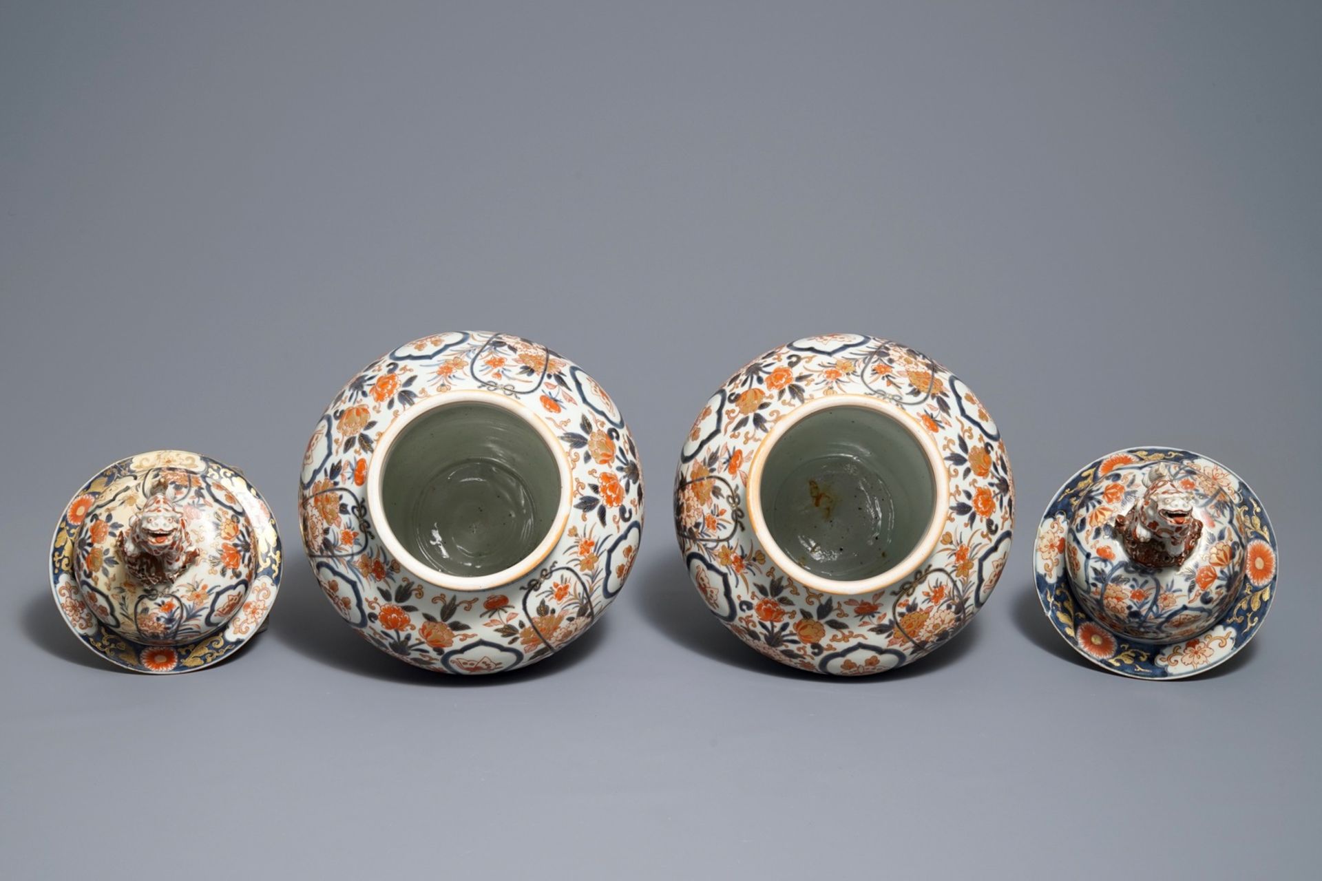 A pair of Japanese Imari vases and covers with floral design, Edo, 17th C. - Image 5 of 6