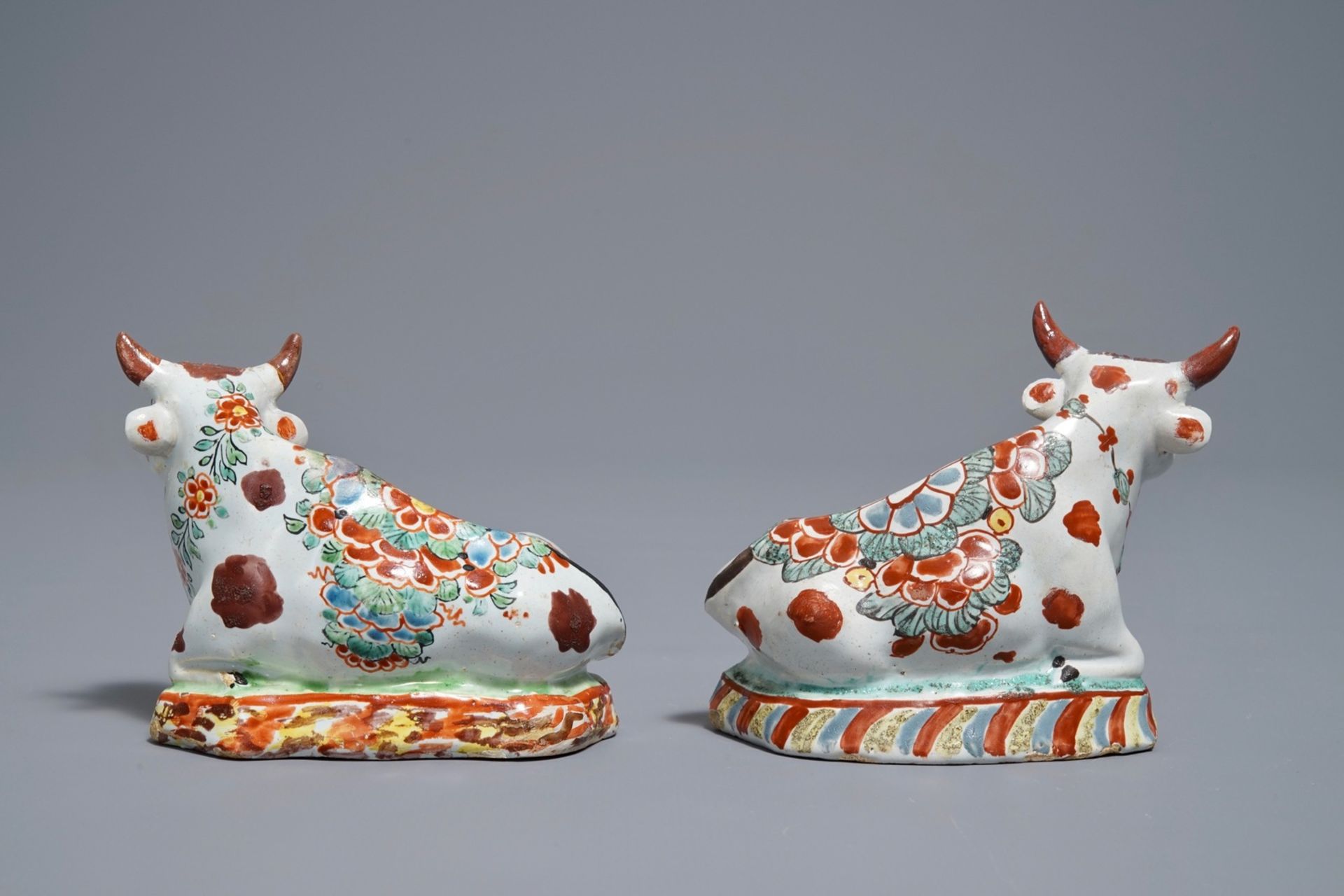 A pair of polychrome Dutch Delft petit feu cows on bases, 18th C. - Image 4 of 7