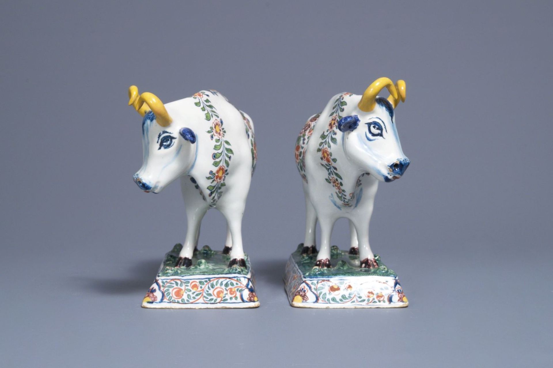 A pair of polychrome Dutch Delft models of cows on bases with frogs, 18th C. - Image 4 of 6