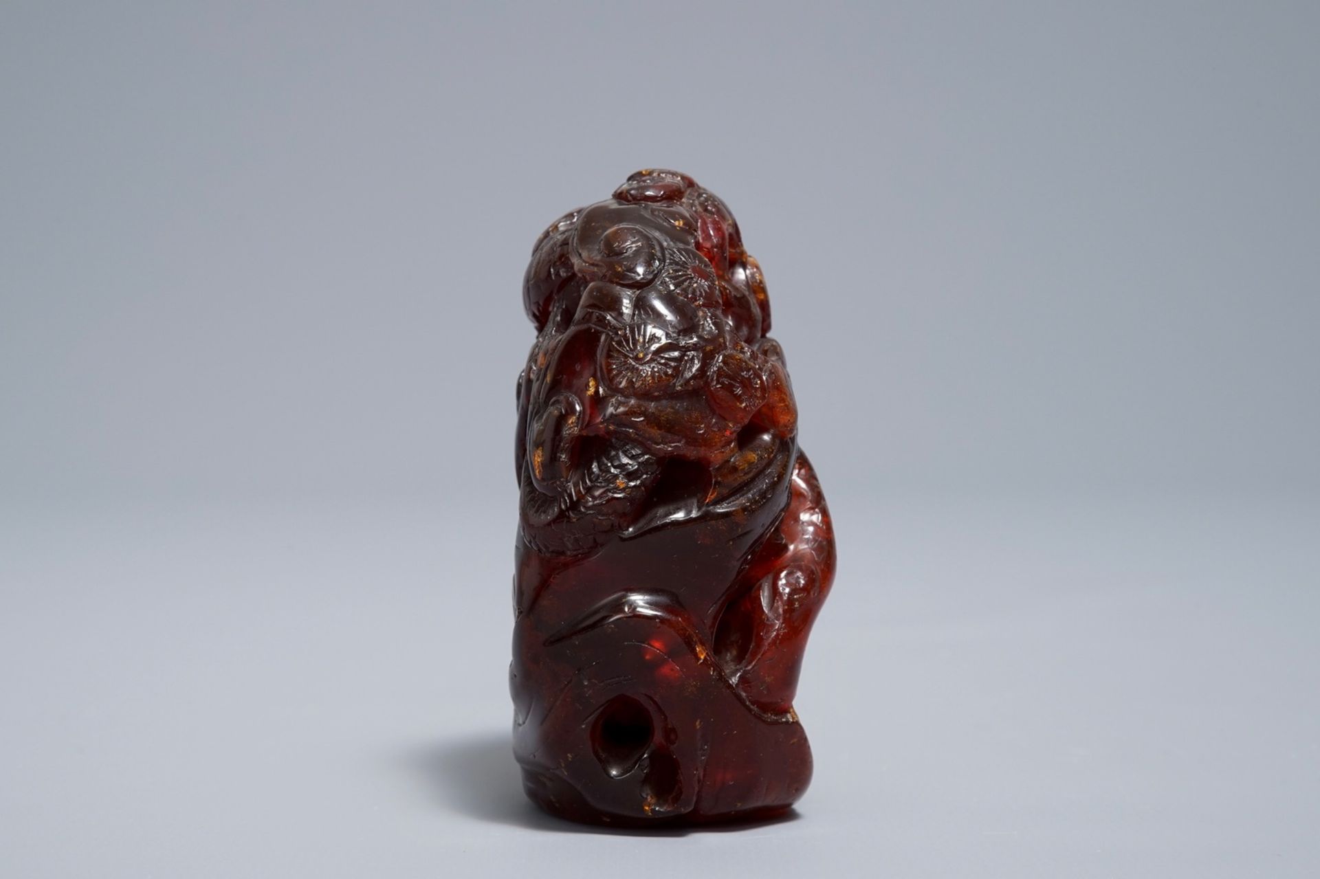 A Chinese carved amber group of a tiger below a pine tree, 19/20th C. - Image 3 of 7