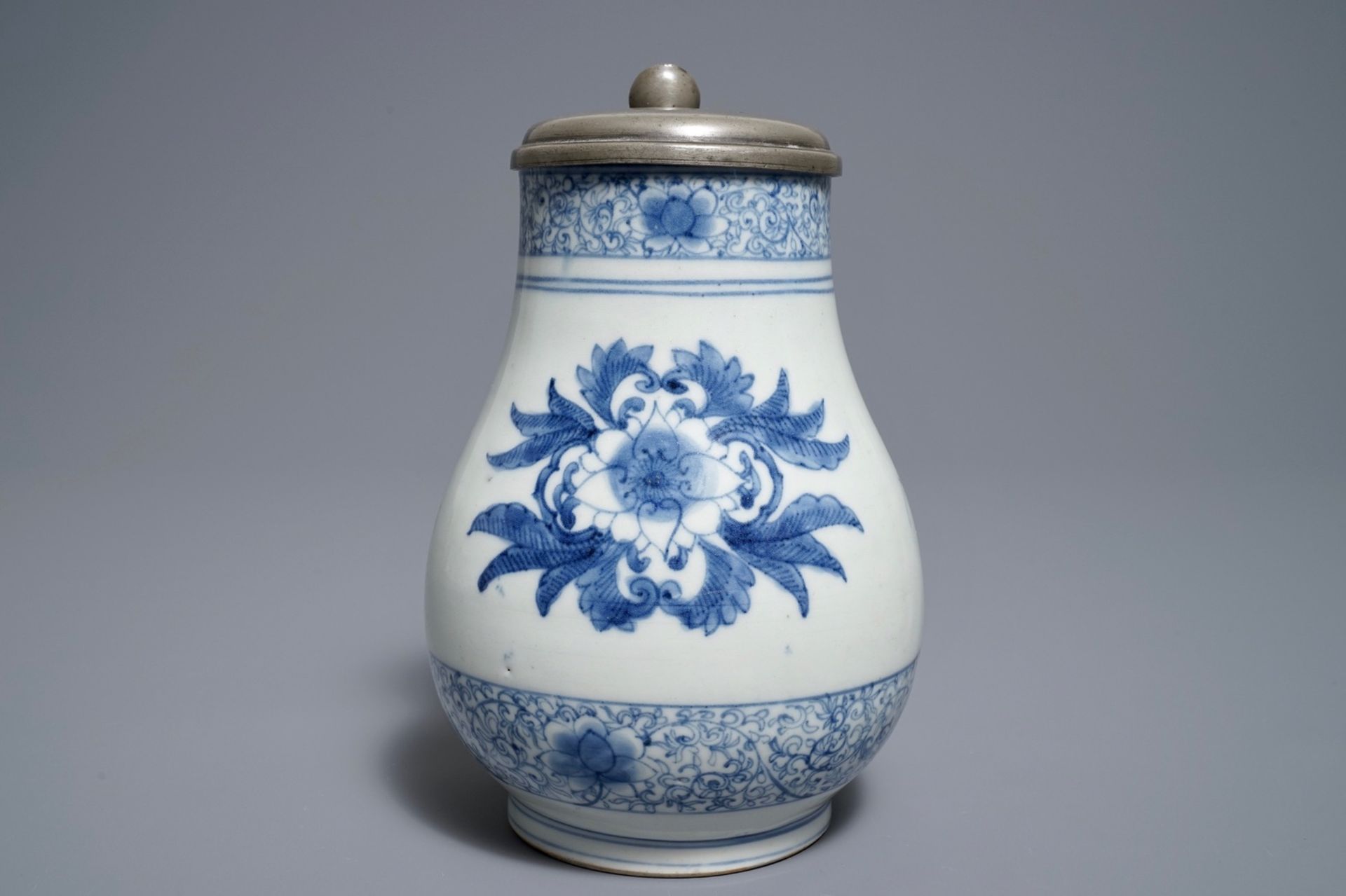 A Japanese blue and white pewter-mounted Arita jug, Edo, 17/18th C. - Image 3 of 8