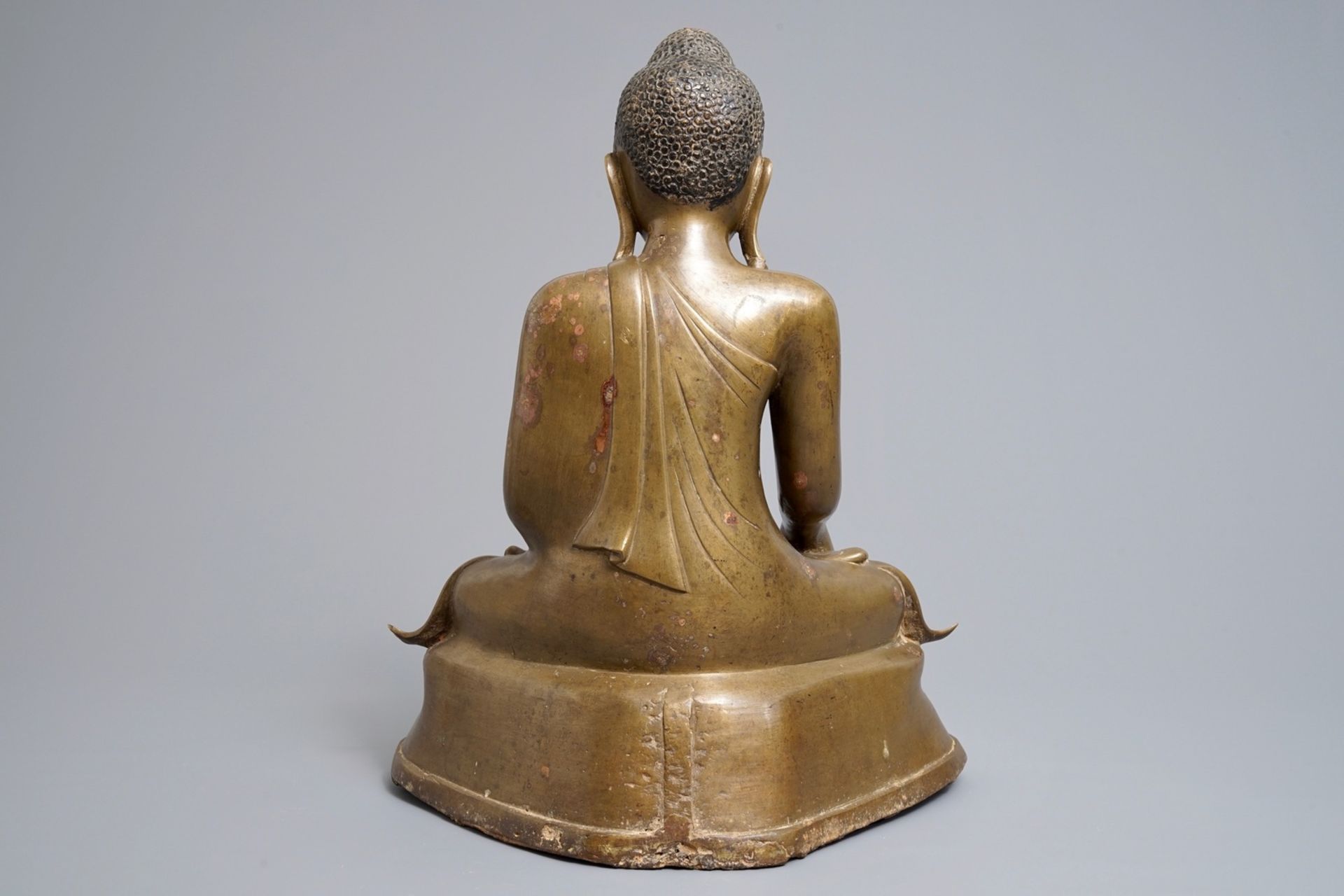 An inscribed bronze figure of Buddha, Burma, 19th C. - Image 3 of 7