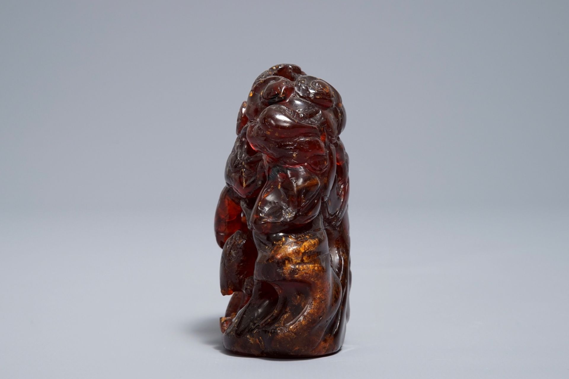 A Chinese carved amber group of a tiger below a pine tree, 19/20th C. - Image 5 of 7