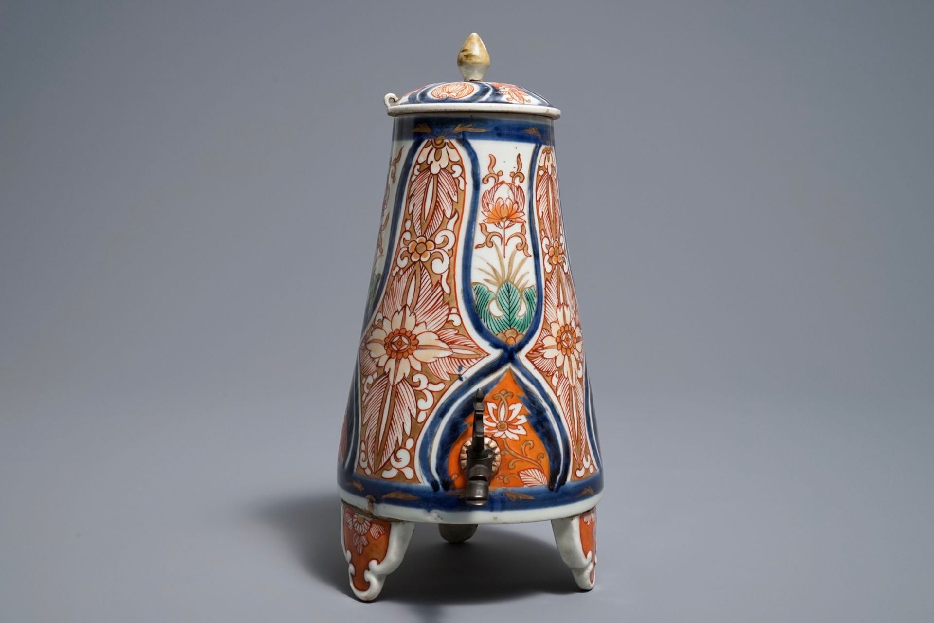 A Japanese Imari cistern and cover, Edo, 18th C. - Image 3 of 7