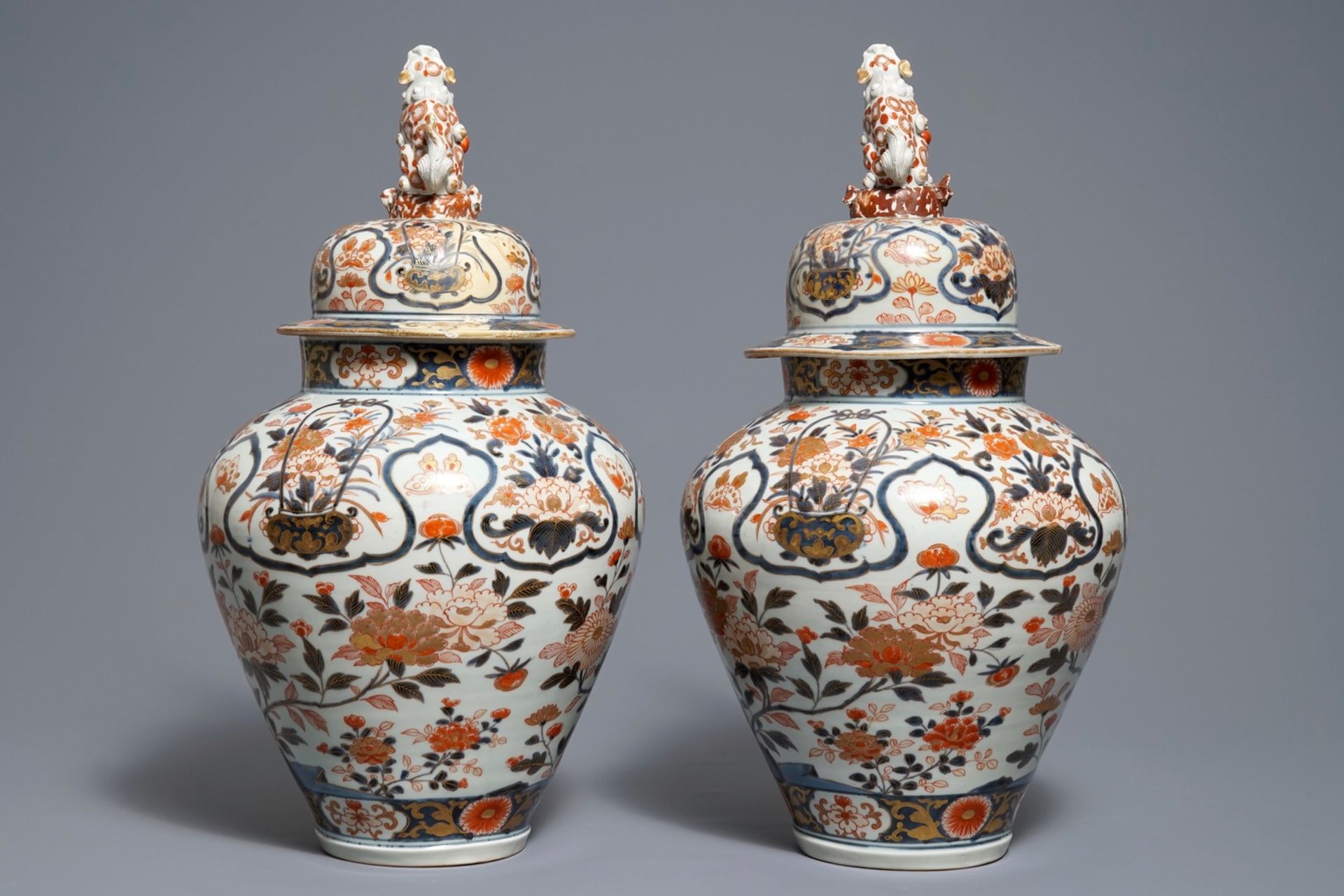 A pair of Japanese Imari vases and covers with floral design, Edo, 17th C. - Image 2 of 6