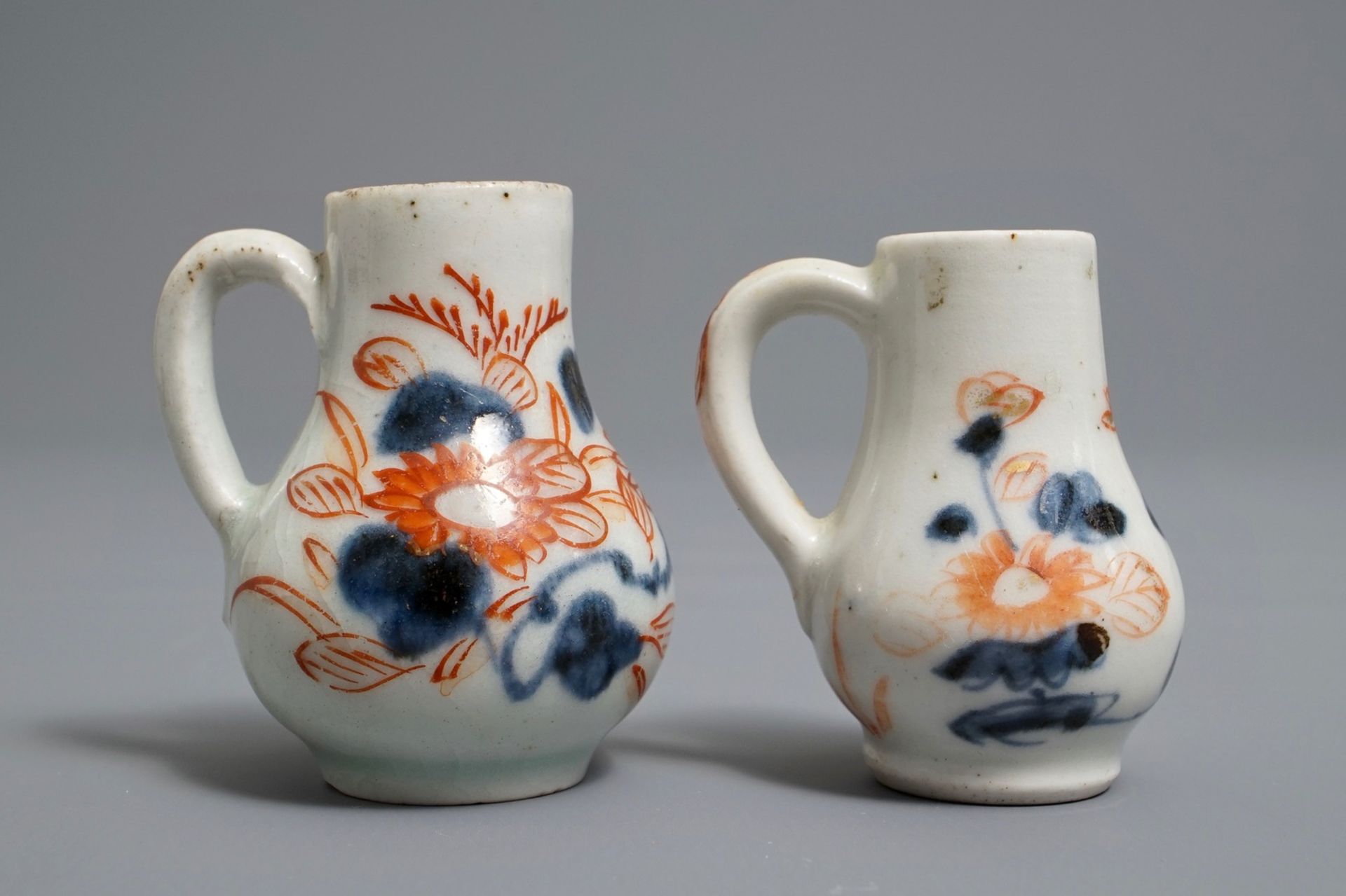 A pair of Japanese Imari miniature jugs, Edo, 18th C. - Image 3 of 6