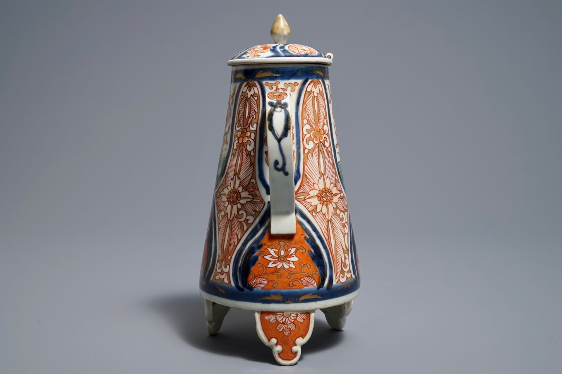 A Japanese Imari cistern and cover, Edo, 18th C. - Image 5 of 7