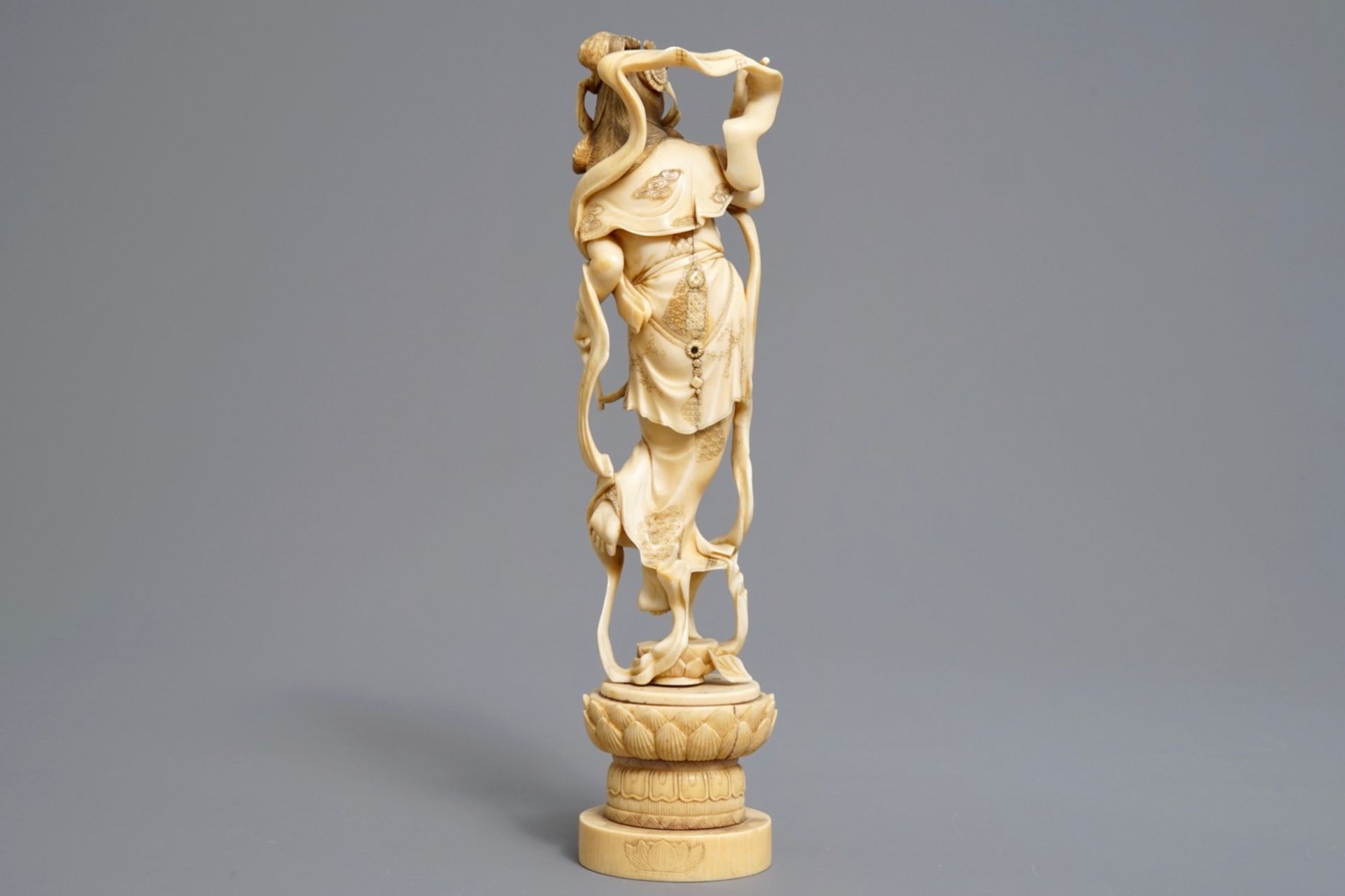 A Japanese carved ivory figure of a lady with a drum on a lotus throne, Meiji, 19th C. - Image 5 of 8