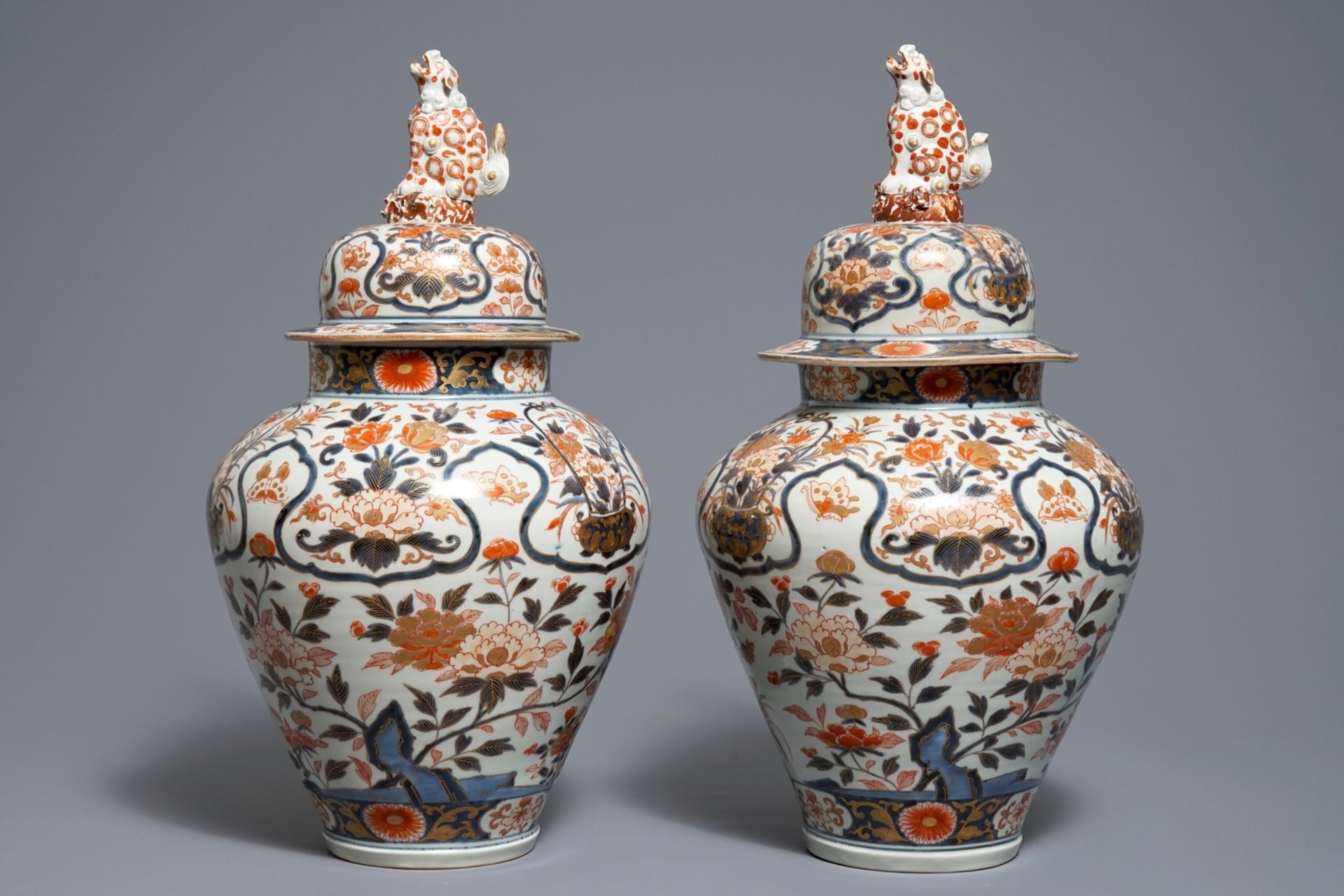 A pair of Japanese Imari vases and covers with floral design, Edo, 17th C. - Image 3 of 6