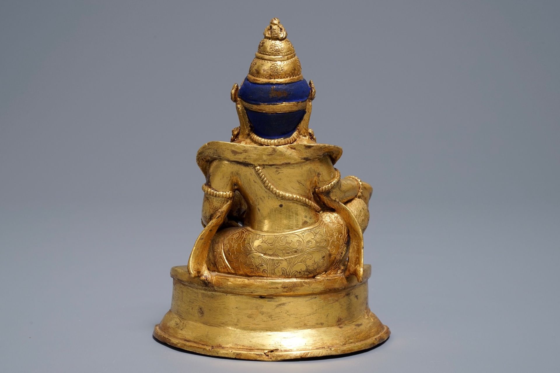 A Sino-Tibetan gilt bronze figure of Jambhala, 19/20th C. - Image 4 of 8