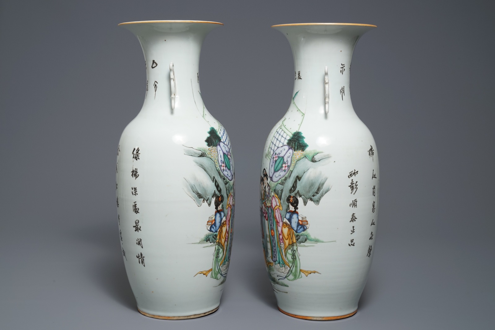 A pair of Chinese famille rose vases with ladies in a garden, 19/20th C. - Image 4 of 6