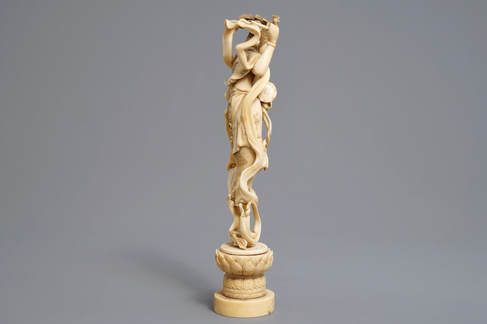 A Japanese carved ivory figure of a lady with a drum on a lotus throne, Meiji, 19th C. - Image 6 of 8