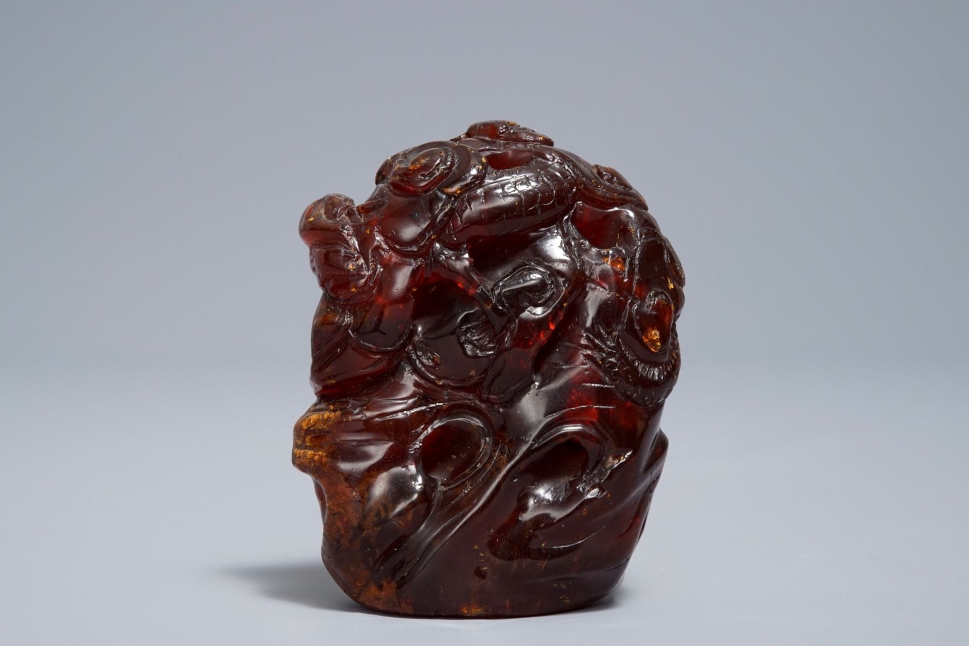 A Chinese carved amber group of a tiger below a pine tree, 19/20th C. - Image 4 of 7