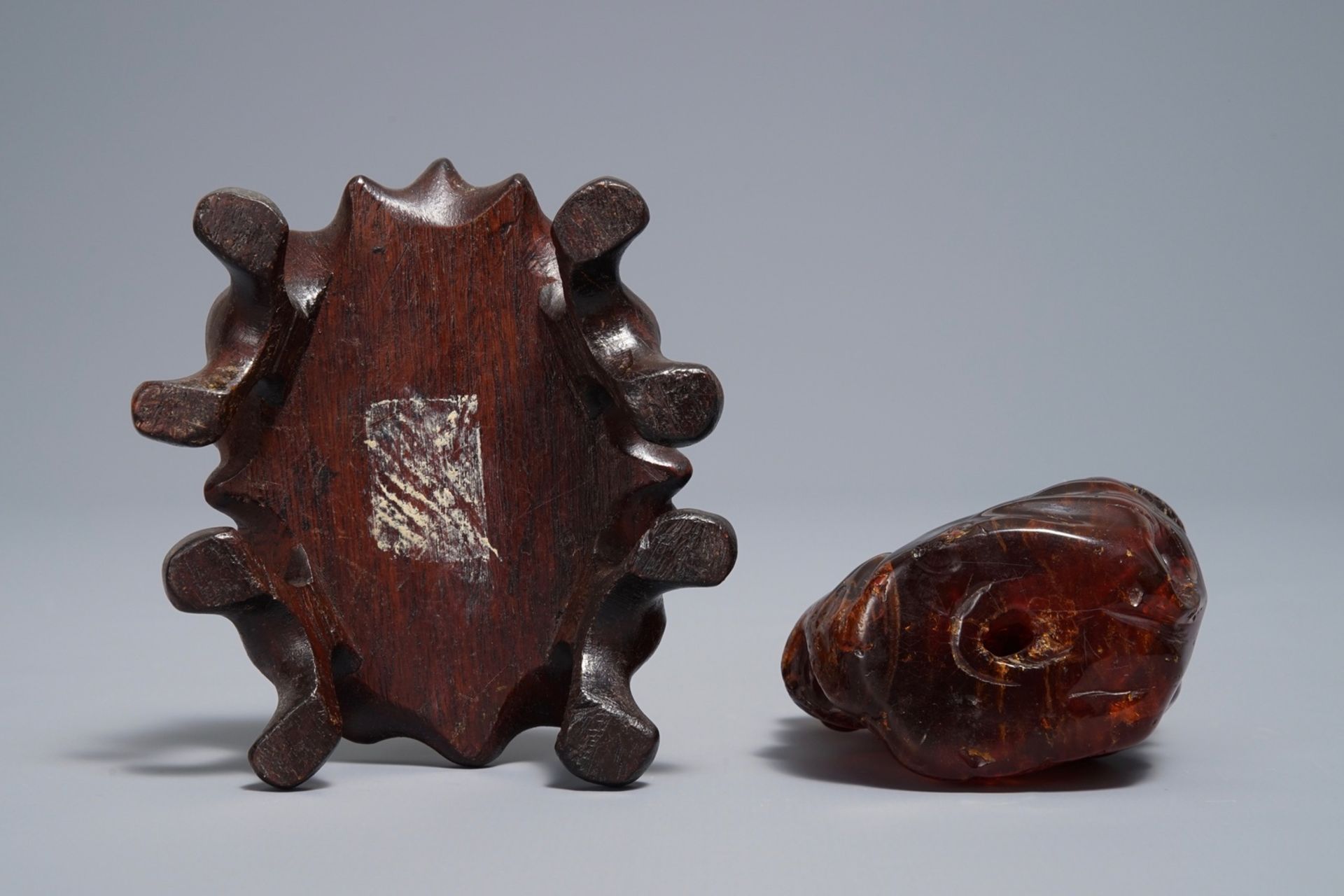 A Chinese carved amber group of a tiger below a pine tree, 19/20th C. - Image 7 of 7