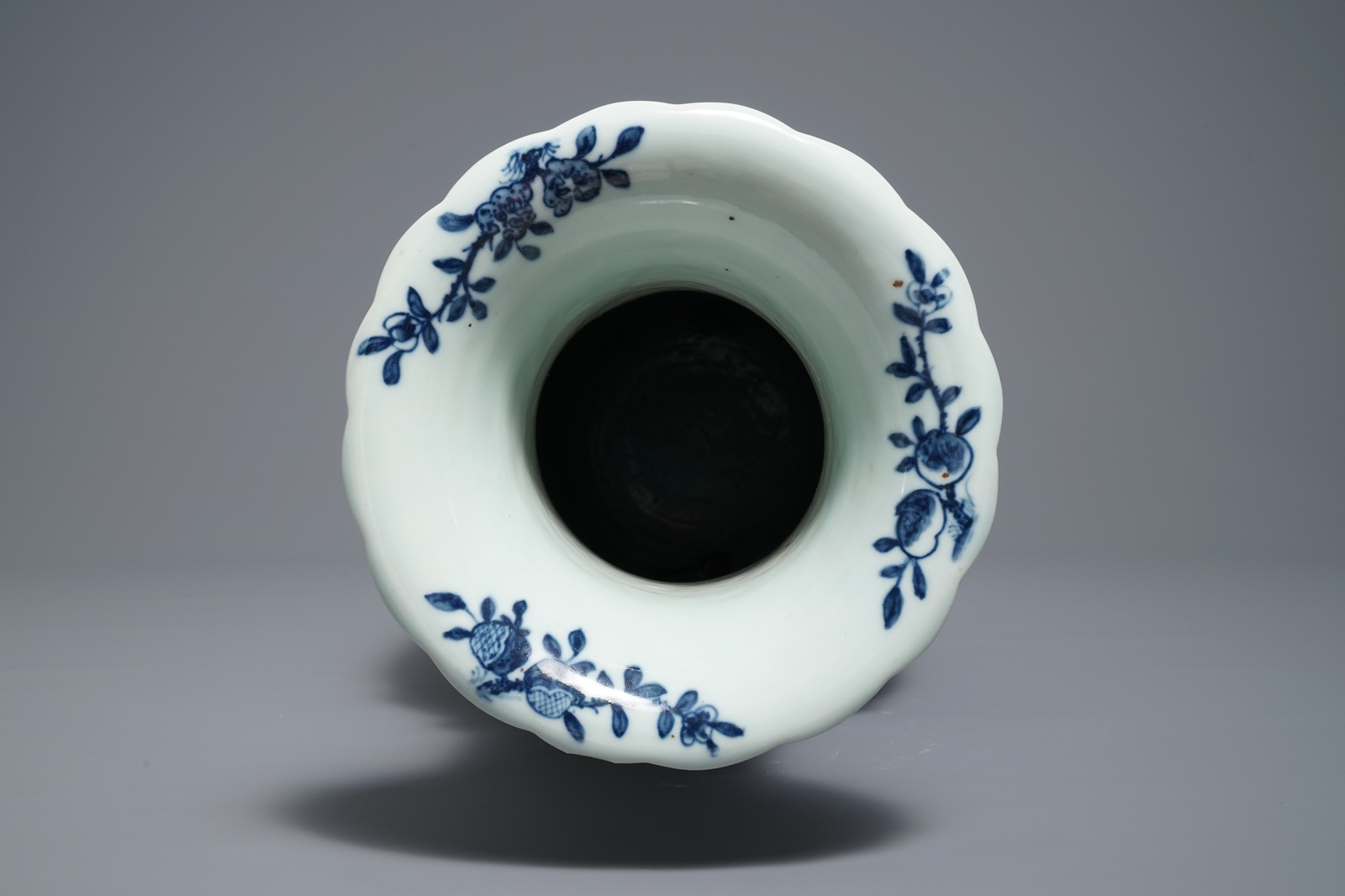 A Chinese blue and white 'lotus scroll' vase, 19th C. - Image 5 of 6