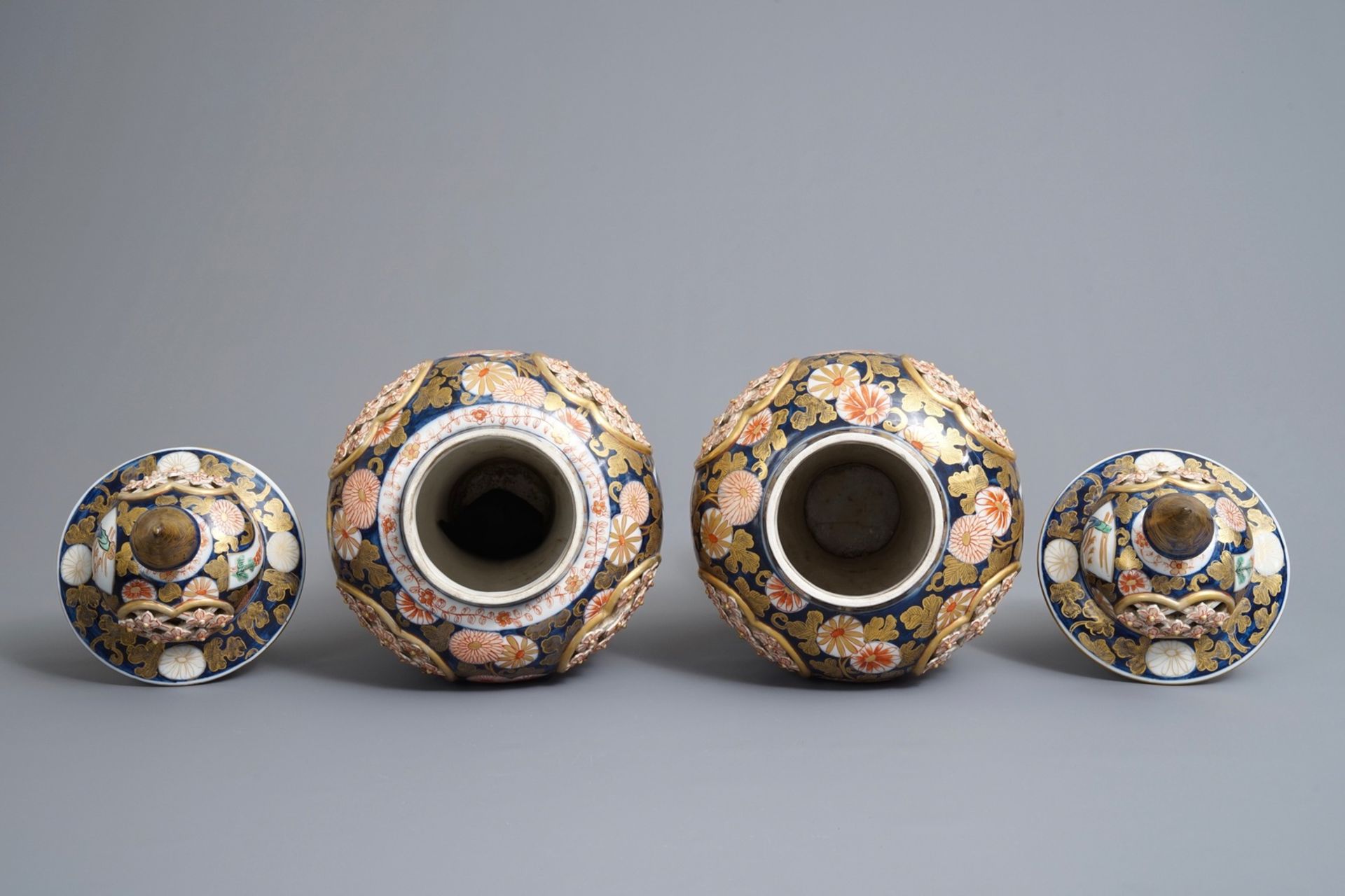 A pair of Imari-style double-walled reticulated vases and covers, Samson, Paris, 19th C. - Image 4 of 5