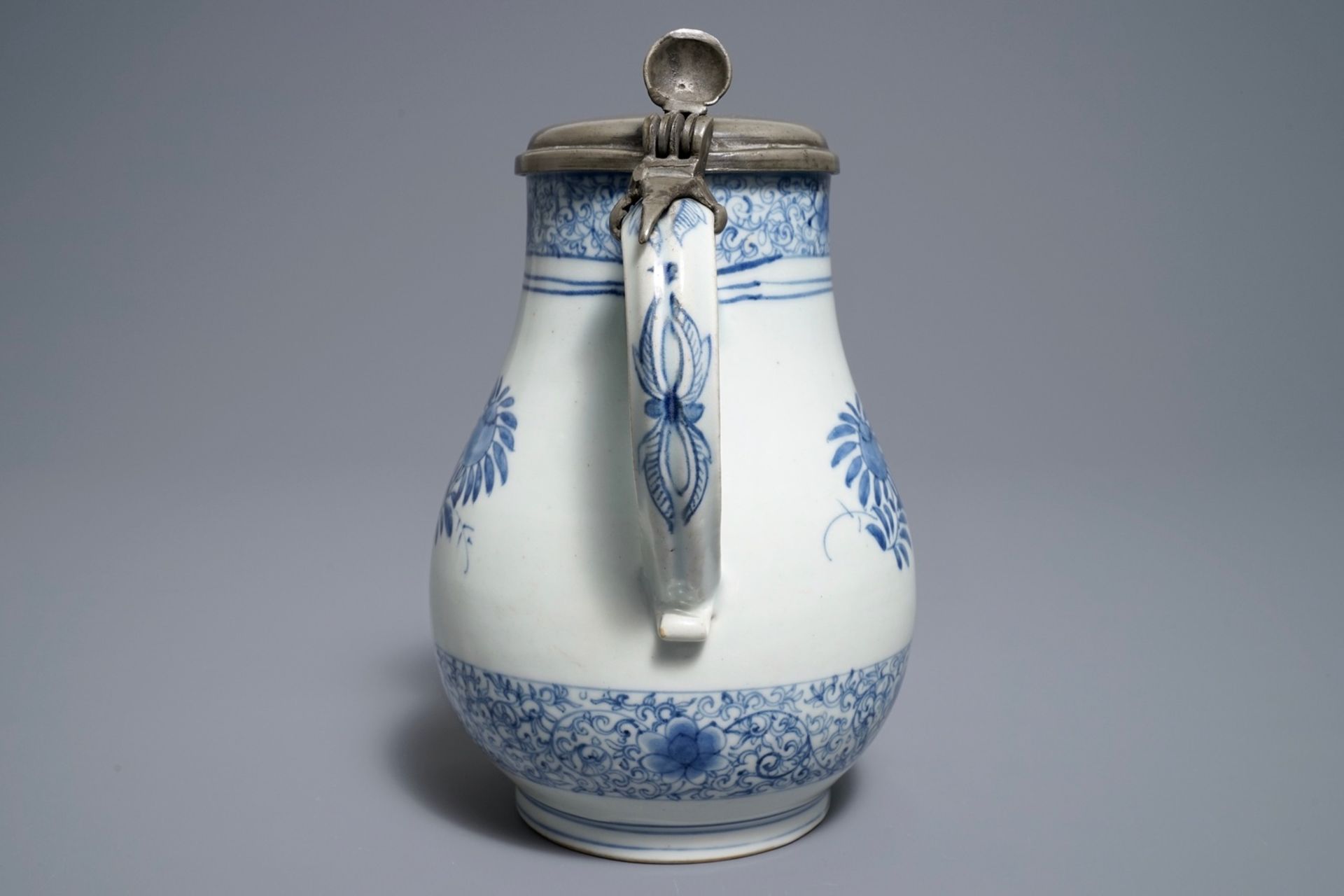 A Japanese blue and white pewter-mounted Arita jug, Edo, 17/18th C. - Image 4 of 8