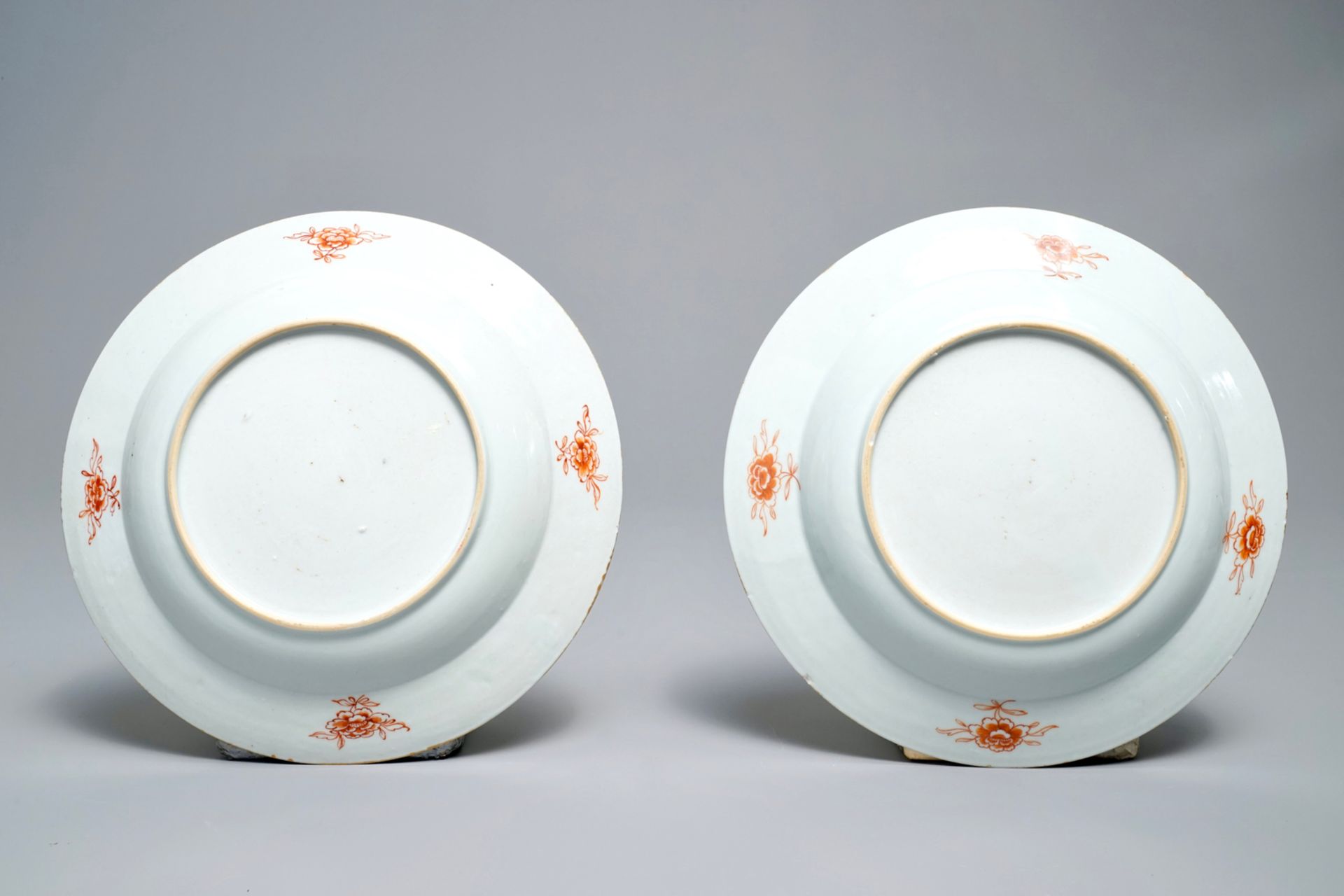 A pair of Chinese English market verte-Imari armorial soup plates, arms of Yonge, Yongzheng - Image 2 of 2