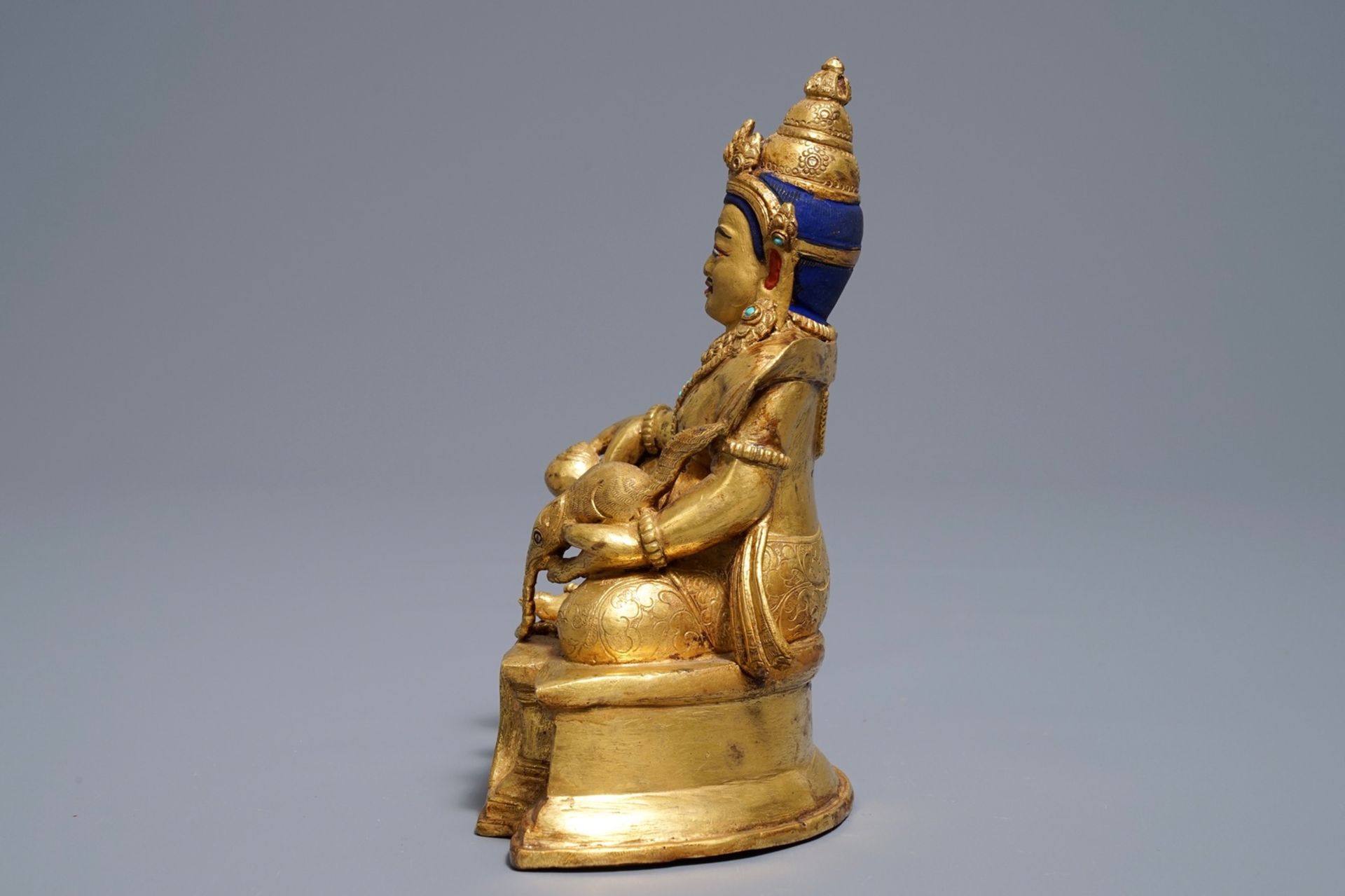 A Sino-Tibetan gilt bronze figure of Jambhala, 19/20th C. - Image 5 of 8