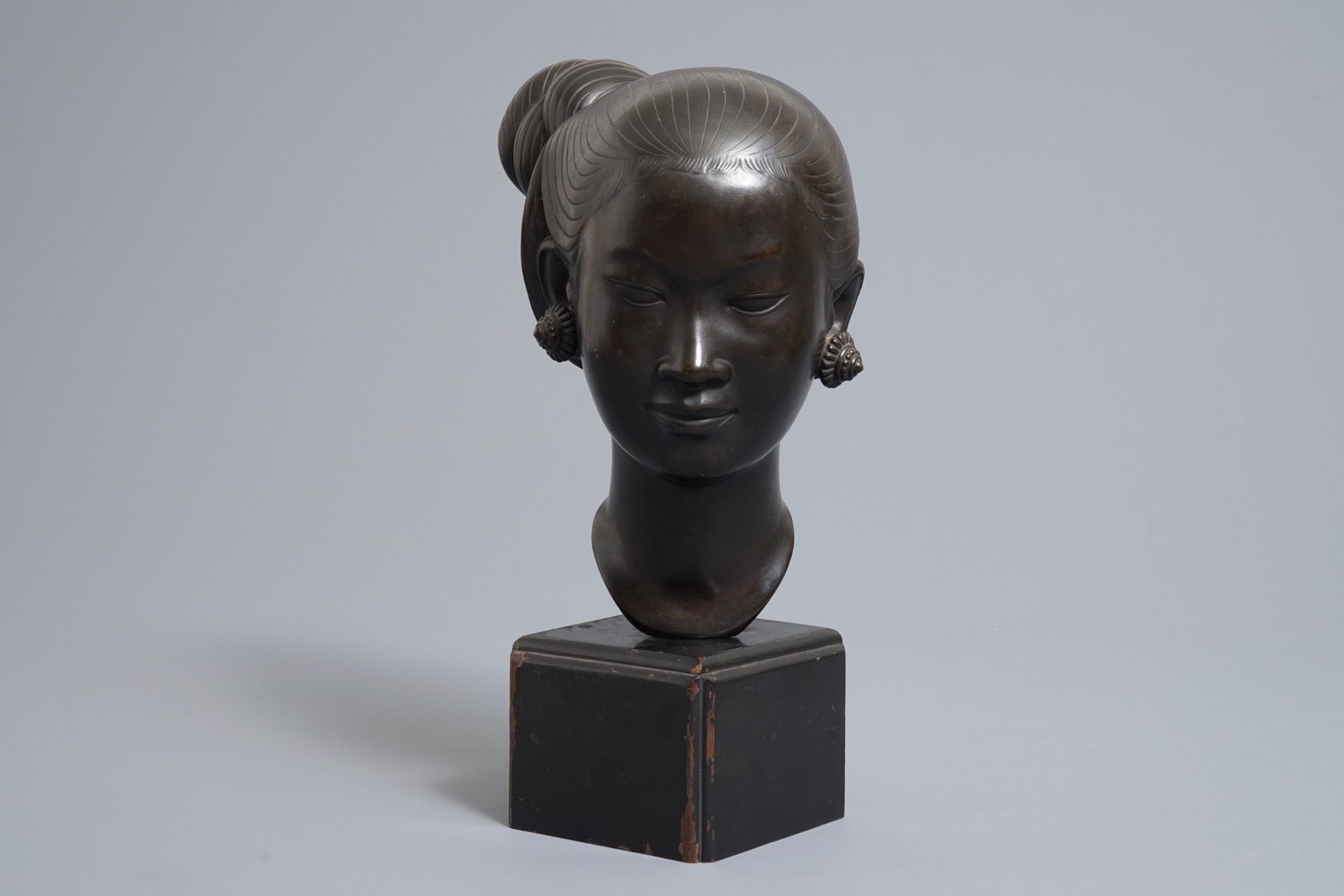 Nguyen Thanh Le (Vietnam, 1919-2006), A bronze head of a young woman on wooden base - Image 3 of 9