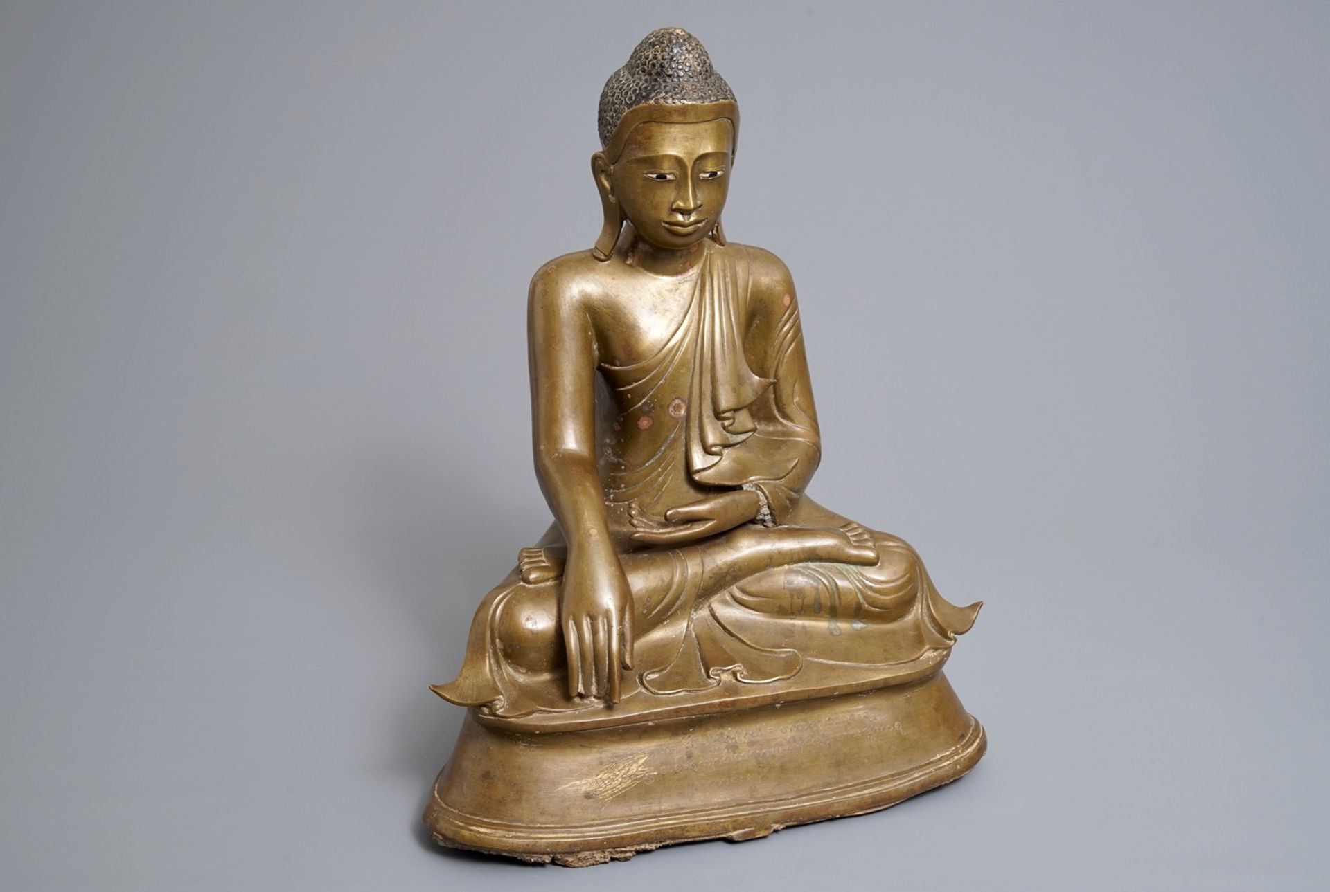 An inscribed bronze figure of Buddha, Burma, 19th C. - Image 7 of 7