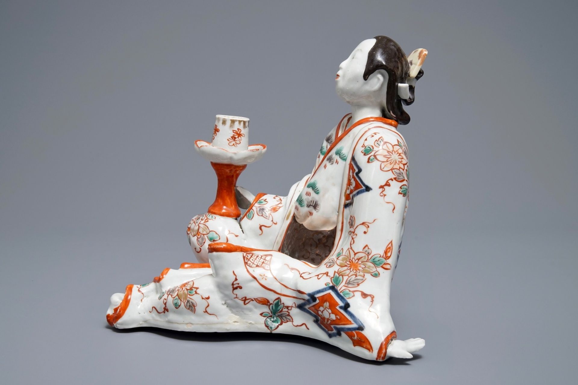 A Japanese Imari figure of a Bijin with candle holder, Edo, 17/18th C. - Image 3 of 7