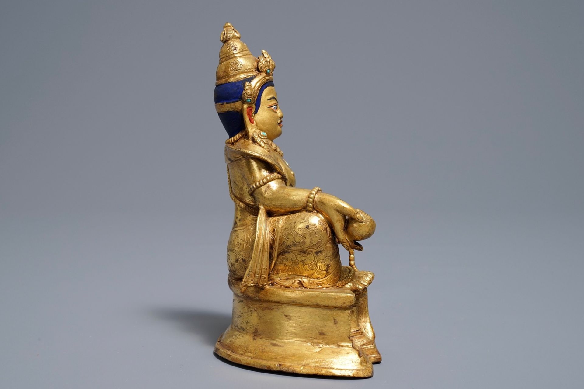 A Sino-Tibetan gilt bronze figure of Jambhala, 19/20th C. - Image 3 of 8