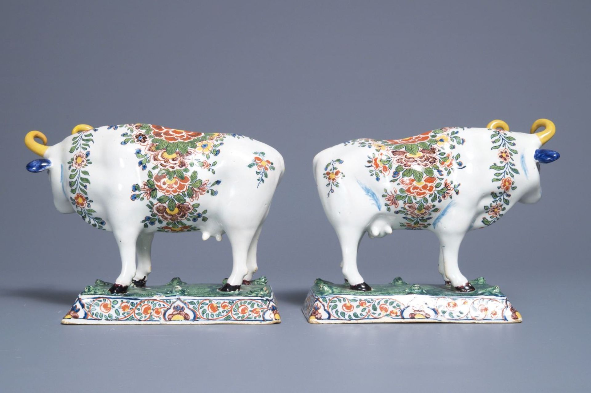 A pair of polychrome Dutch Delft models of cows on bases with frogs, 18th C. - Image 3 of 6