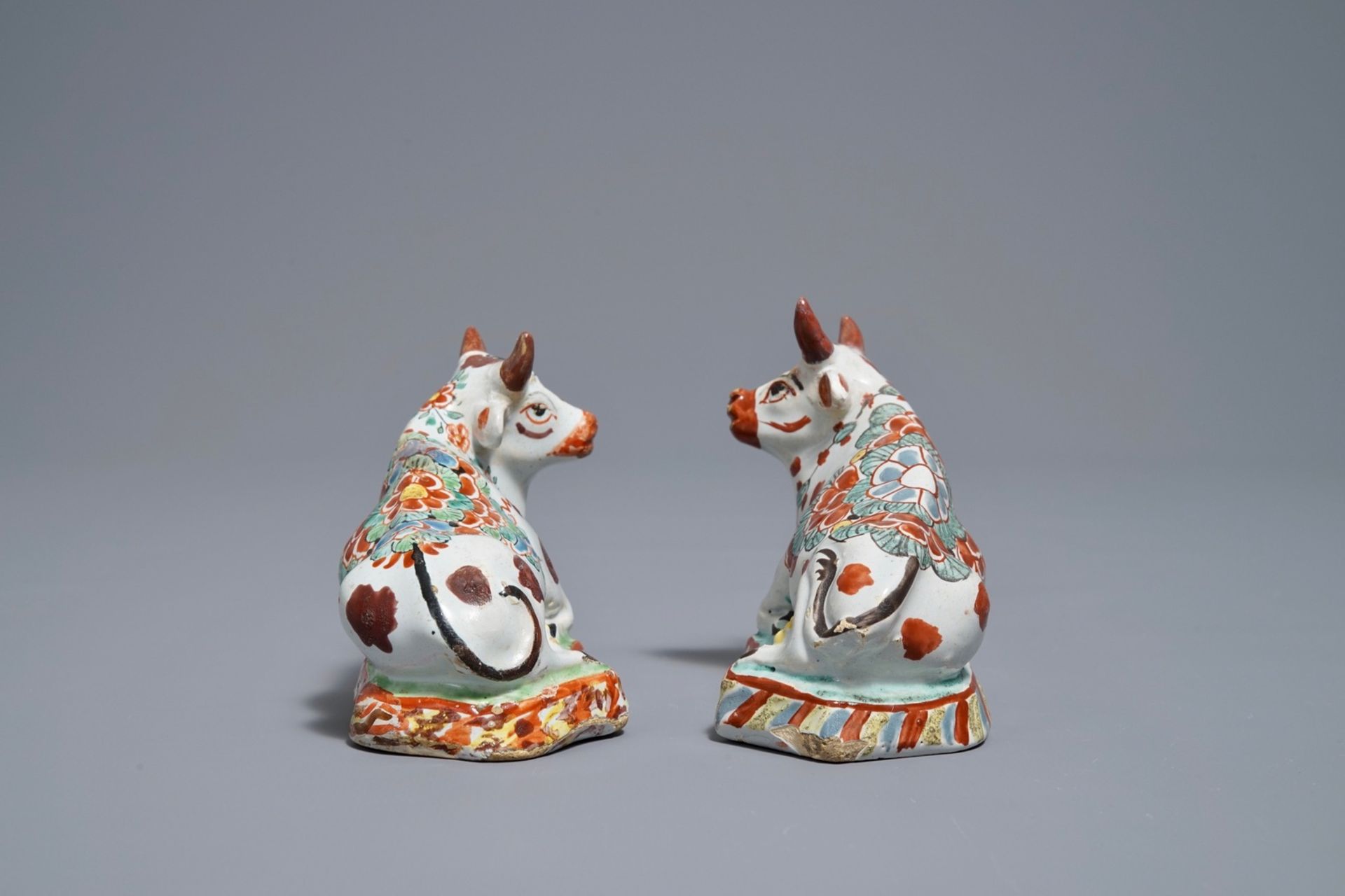 A pair of polychrome Dutch Delft petit feu cows on bases, 18th C. - Image 5 of 7