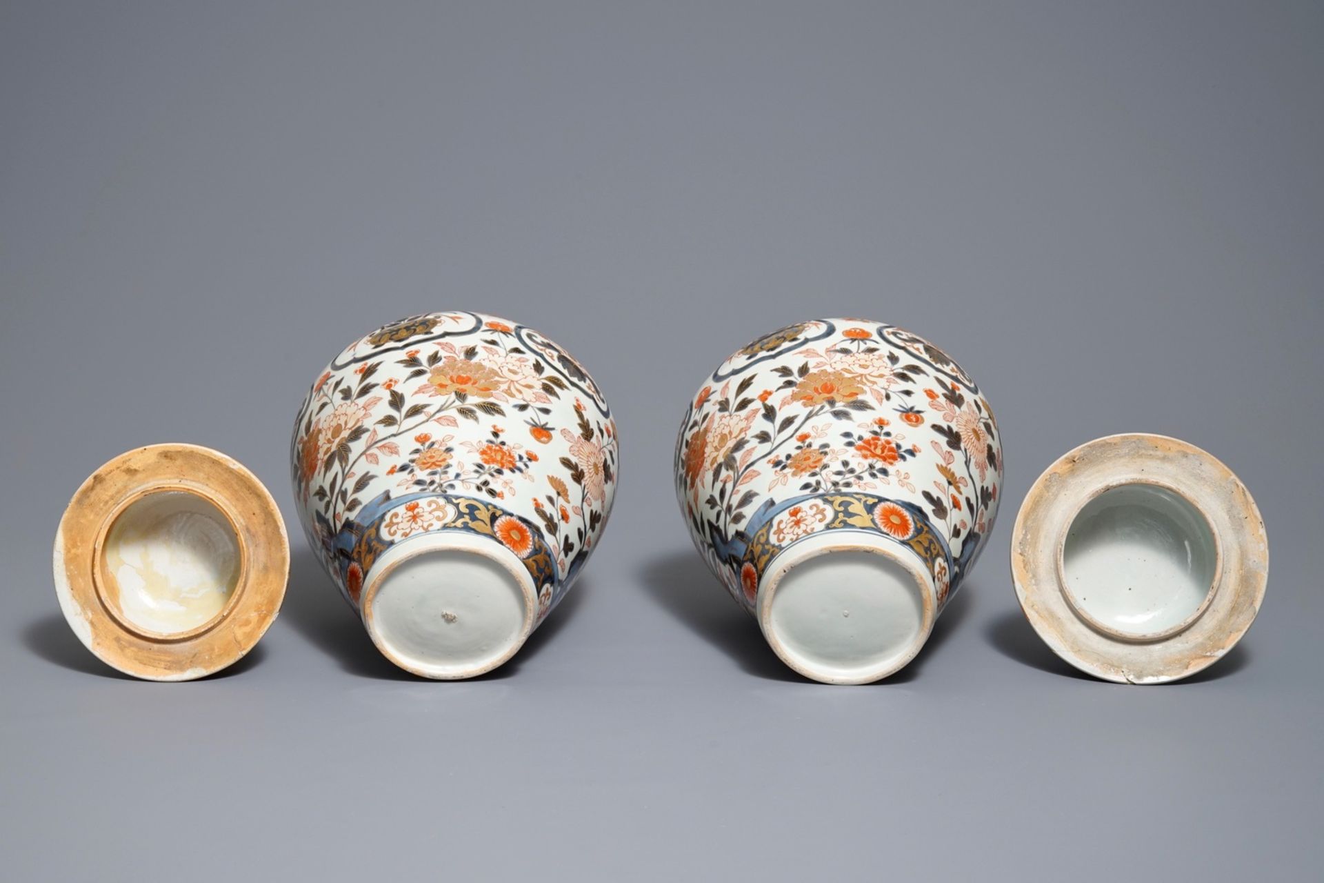 A pair of Japanese Imari vases and covers with floral design, Edo, 17th C. - Image 6 of 6