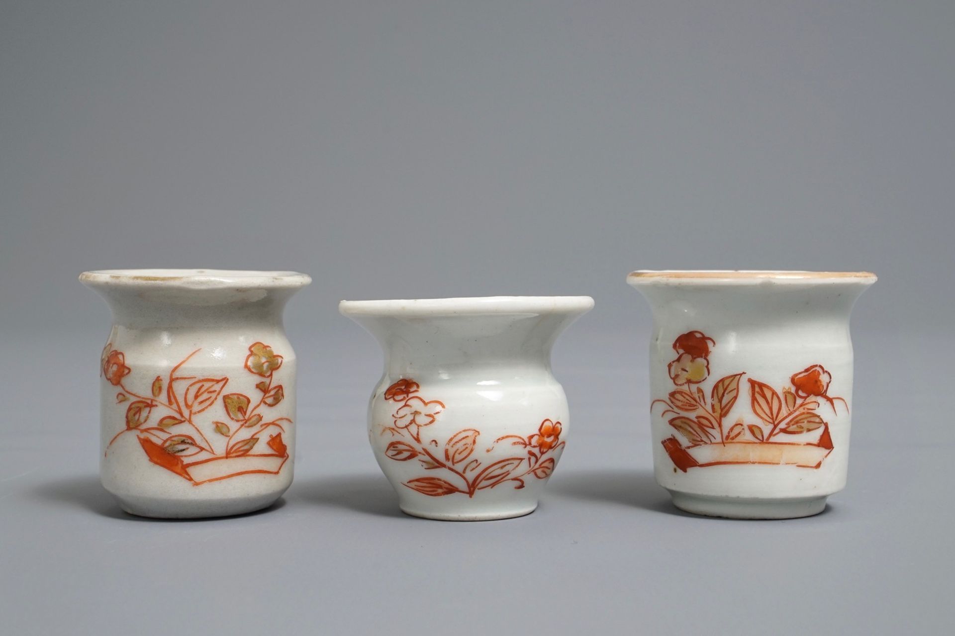 Two Japanese imari miniature albarello ointment jars and a cuspidor, Edo, 18th C. - Image 4 of 7