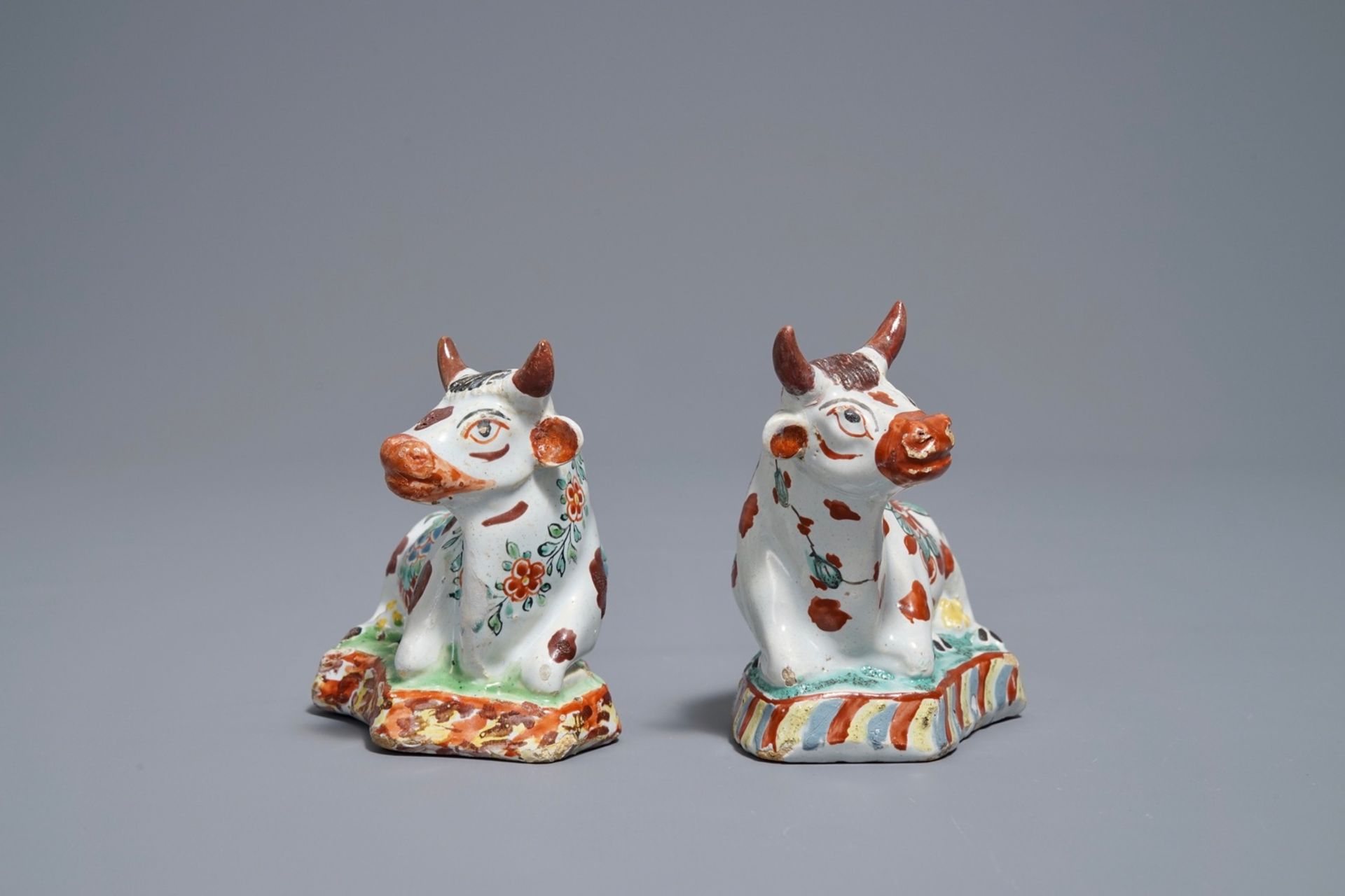 A pair of polychrome Dutch Delft petit feu cows on bases, 18th C. - Image 3 of 7