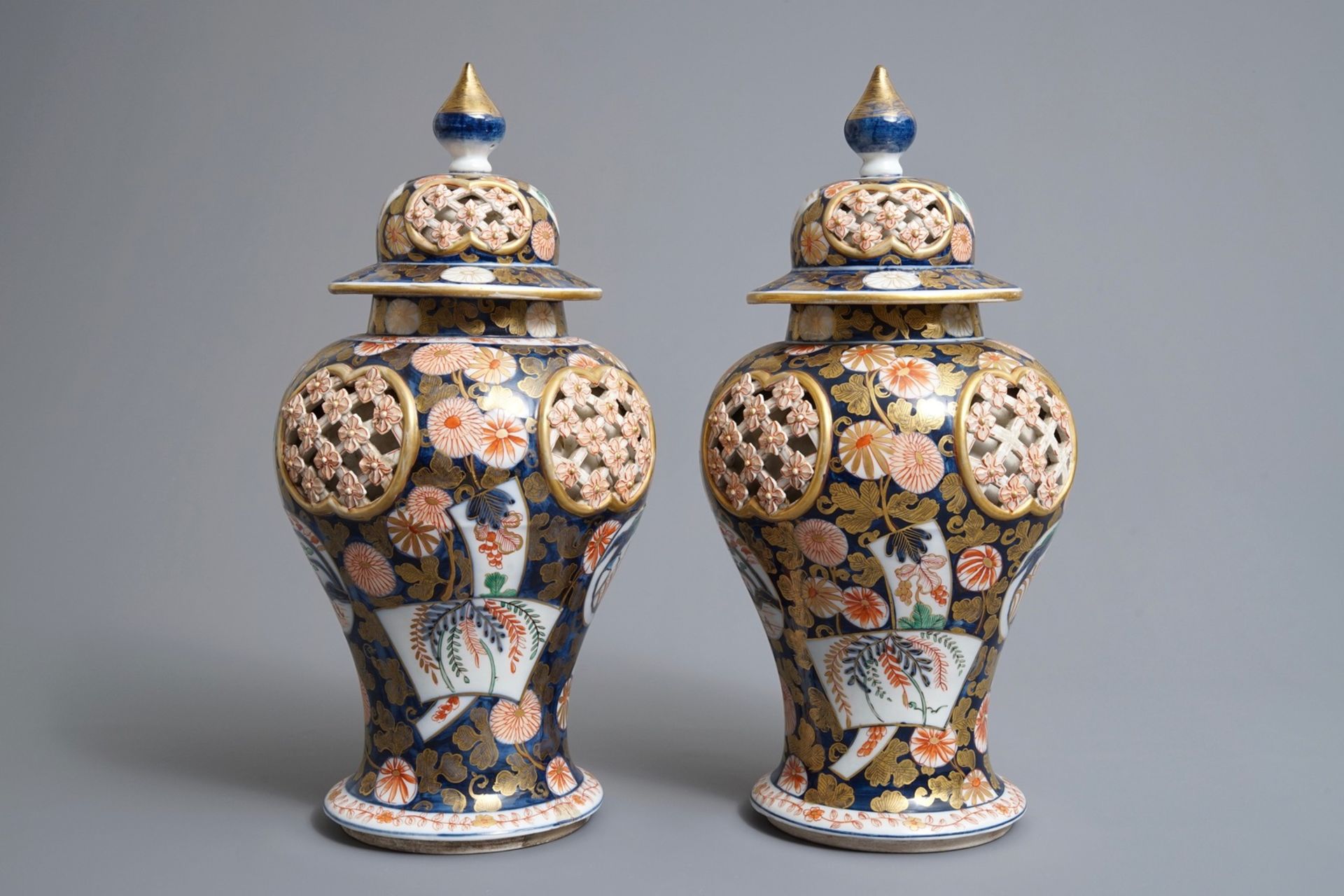 A pair of Imari-style double-walled reticulated vases and covers, Samson, Paris, 19th C. - Image 3 of 5