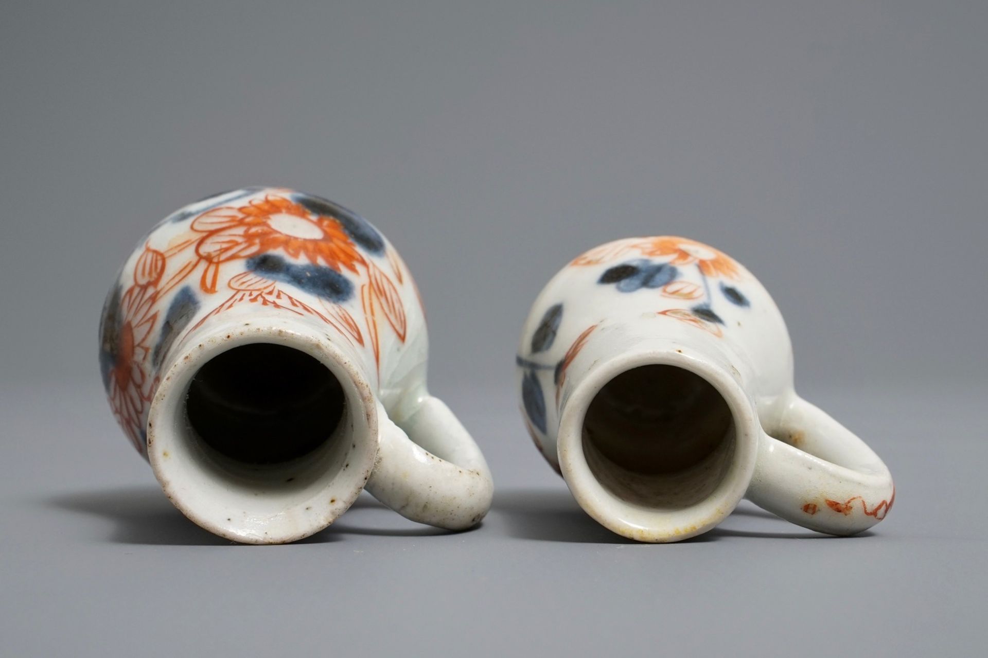 A pair of Japanese Imari miniature jugs, Edo, 18th C. - Image 5 of 6