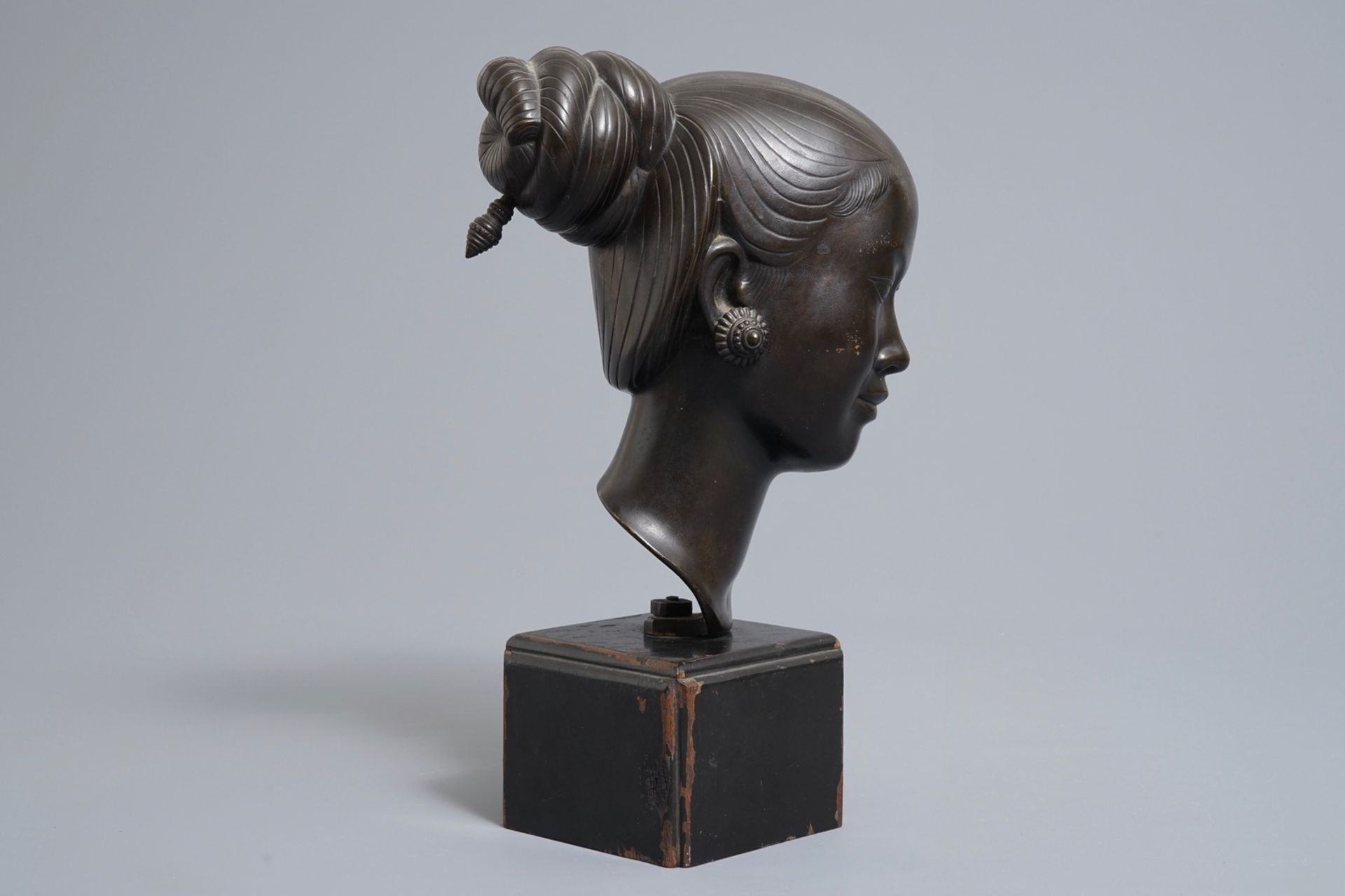 Nguyen Thanh Le (Vietnam, 1919-2006), A bronze head of a young woman on wooden base - Image 7 of 9