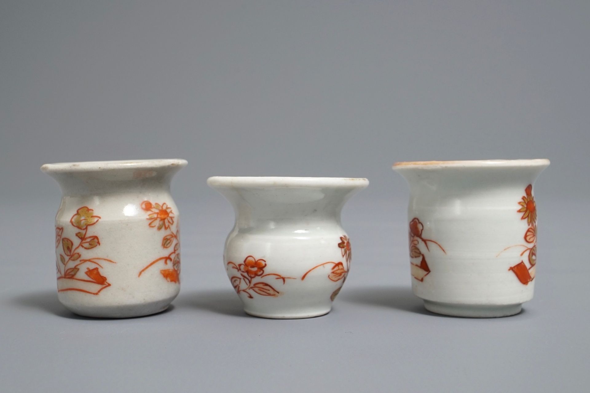 Two Japanese imari miniature albarello ointment jars and a cuspidor, Edo, 18th C. - Image 3 of 7