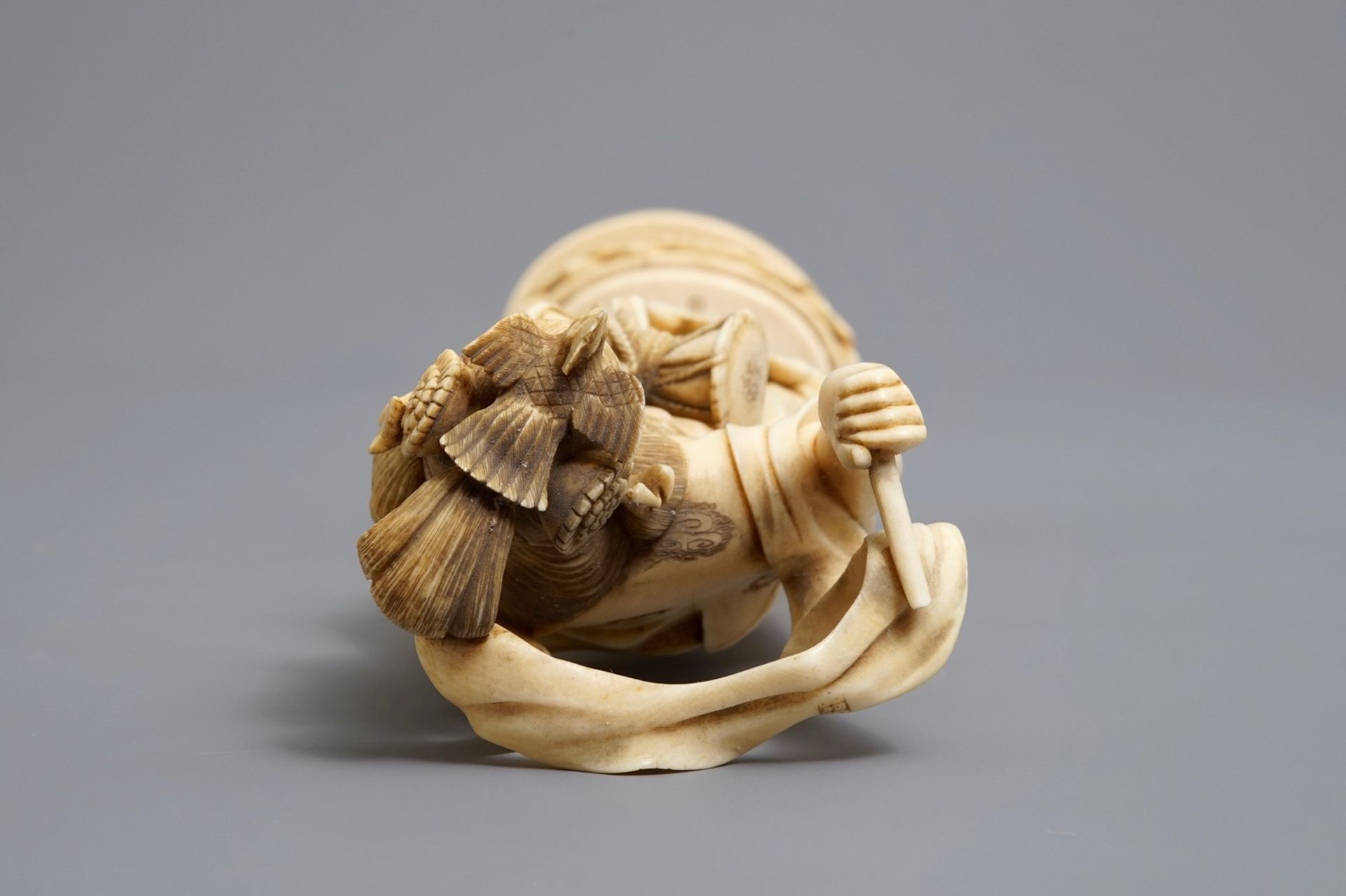 A Japanese carved ivory figure of a lady with a drum on a lotus throne, Meiji, 19th C. - Image 8 of 8