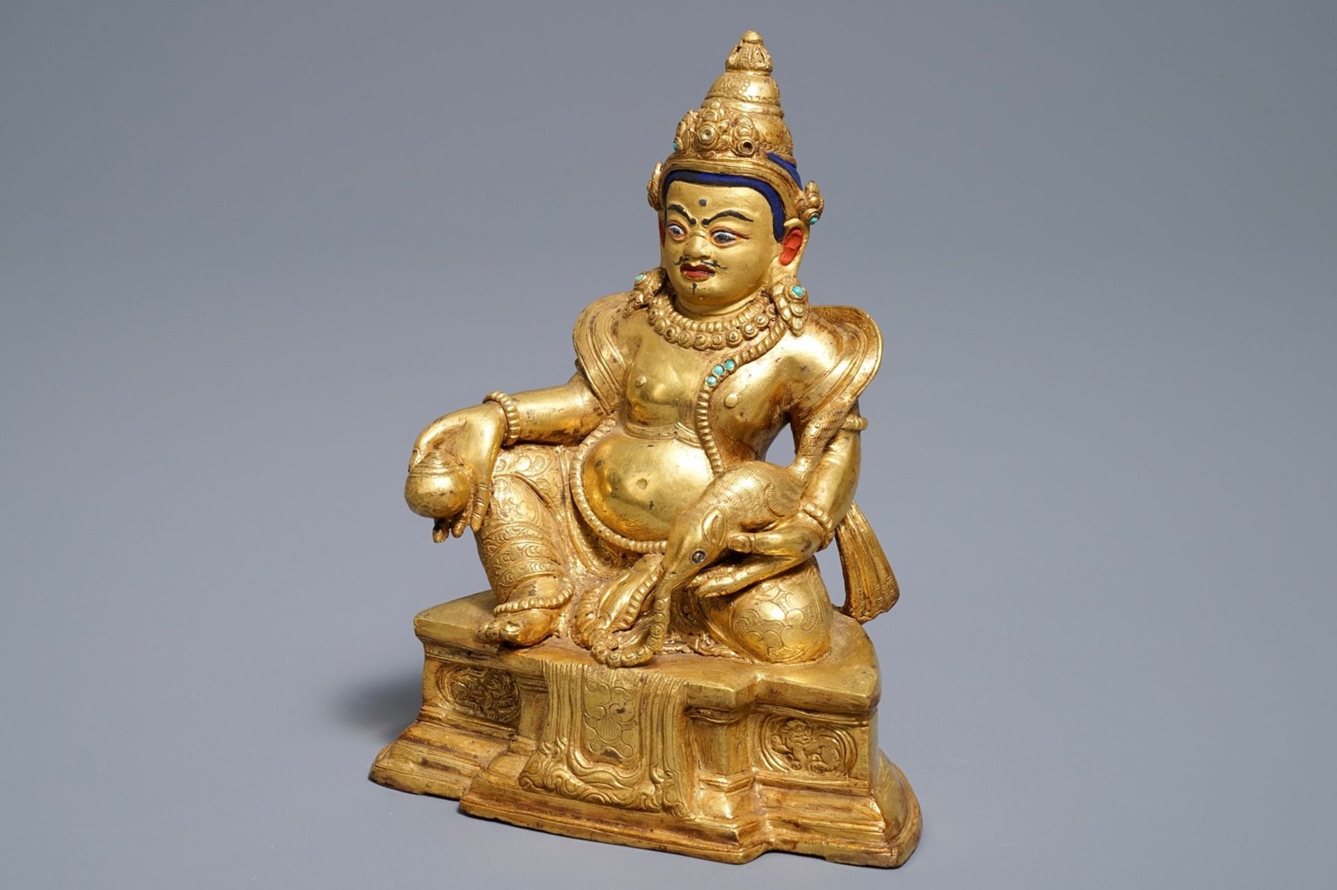 A Sino-Tibetan gilt bronze figure of Jambhala, 19/20th C. - Image 8 of 8