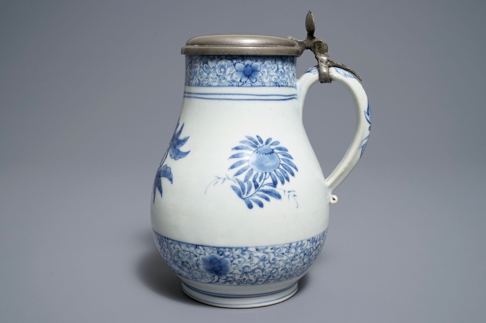 A Japanese blue and white pewter-mounted Arita jug, Edo, 17/18th C. - Image 6 of 8