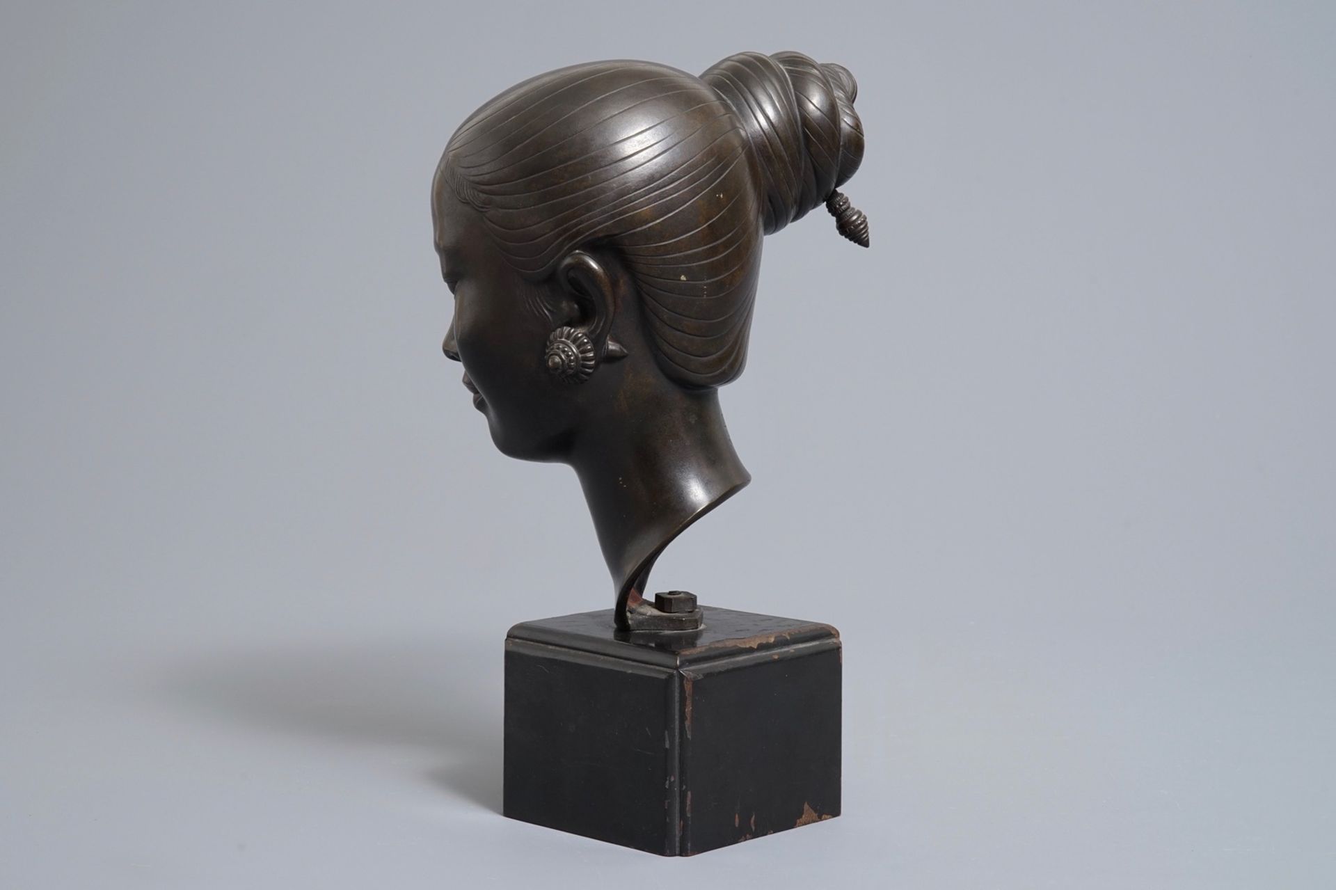 Nguyen Thanh Le (Vietnam, 1919-2006), A bronze head of a young woman on wooden base - Image 5 of 9