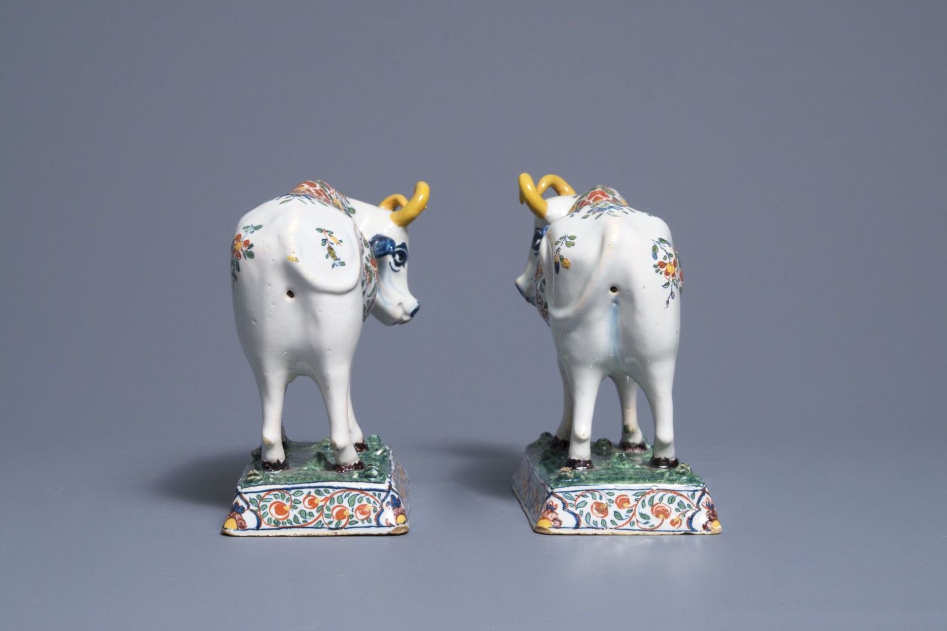 A pair of polychrome Dutch Delft models of cows on bases with frogs, 18th C. - Image 2 of 6