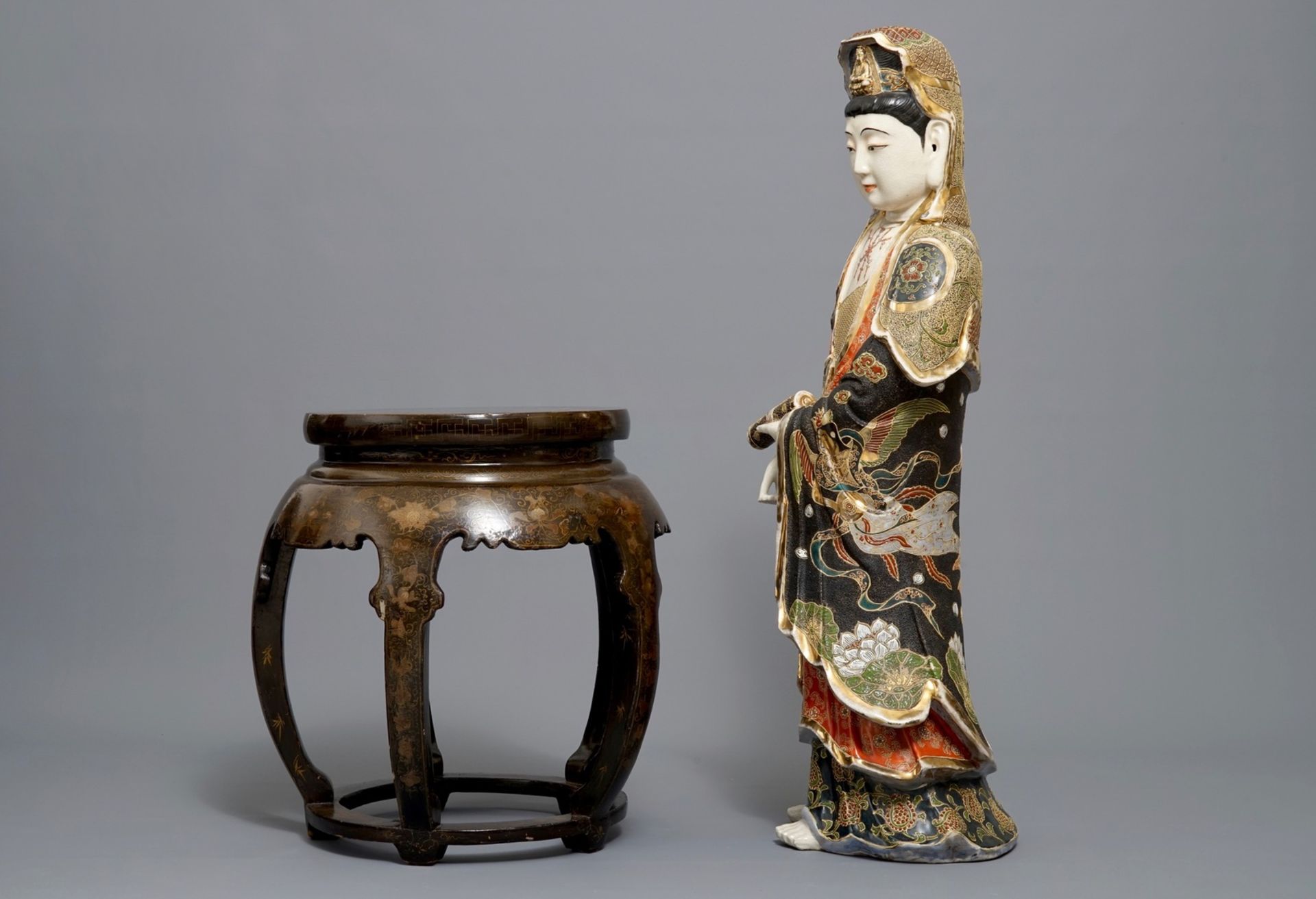 A large Japanese Satsuma figure of Kannon on laquered wood base, Meiji, 19/20ème - Image 5 of 7