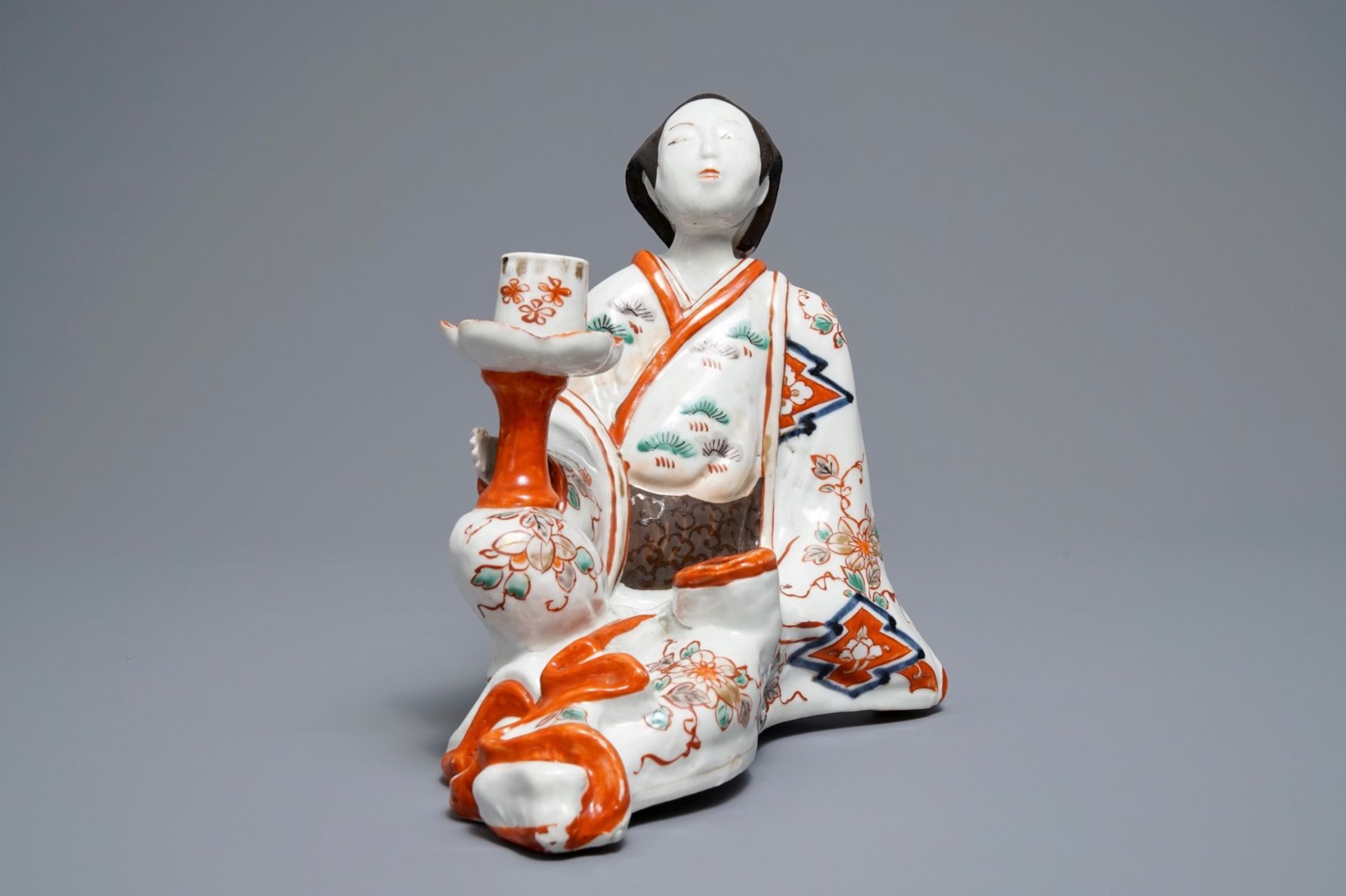 A Japanese Imari figure of a Bijin with candle holder, Edo, 17/18th C. - Image 4 of 7