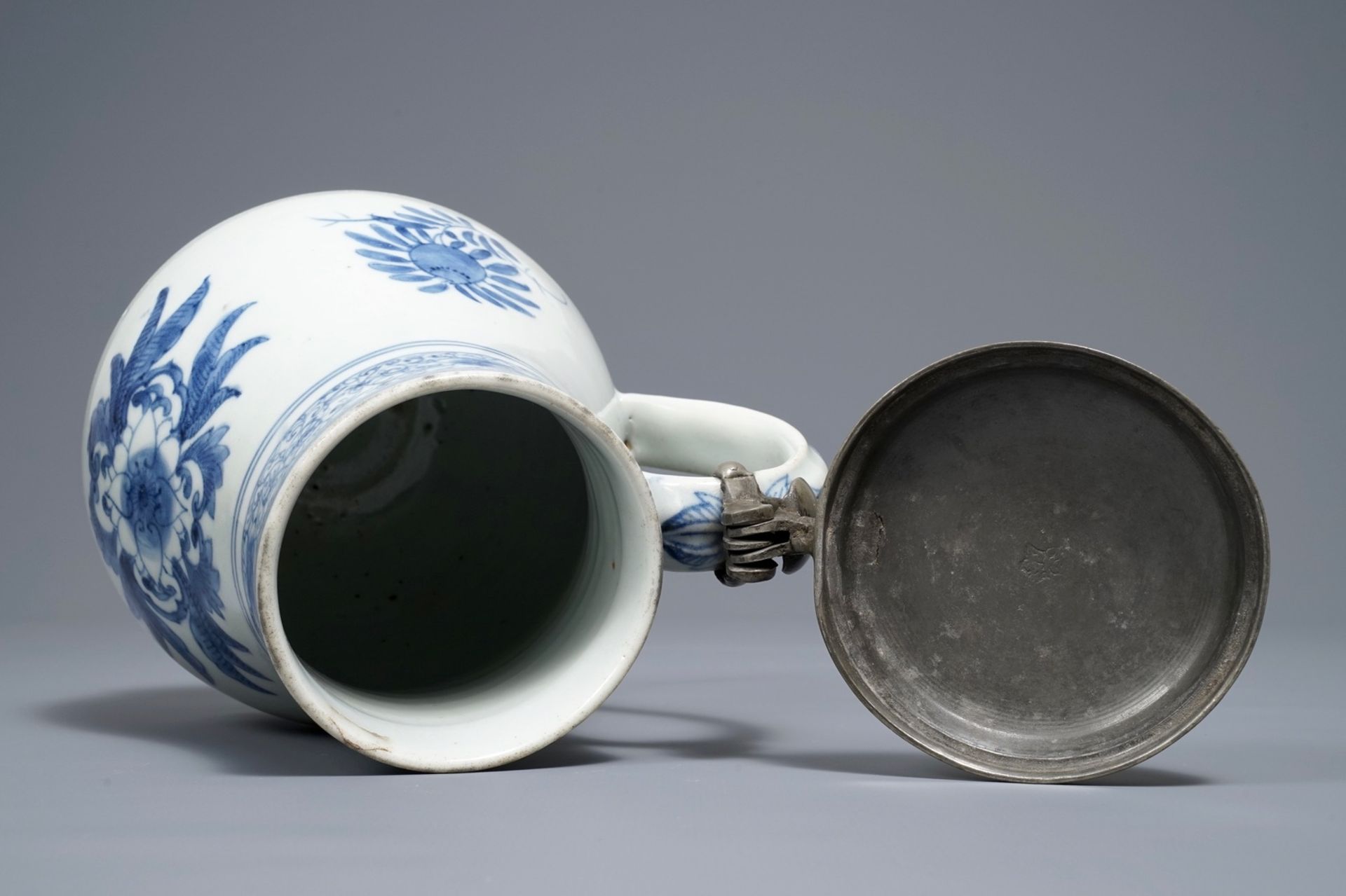 A Japanese blue and white pewter-mounted Arita jug, Edo, 17/18th C. - Image 8 of 8