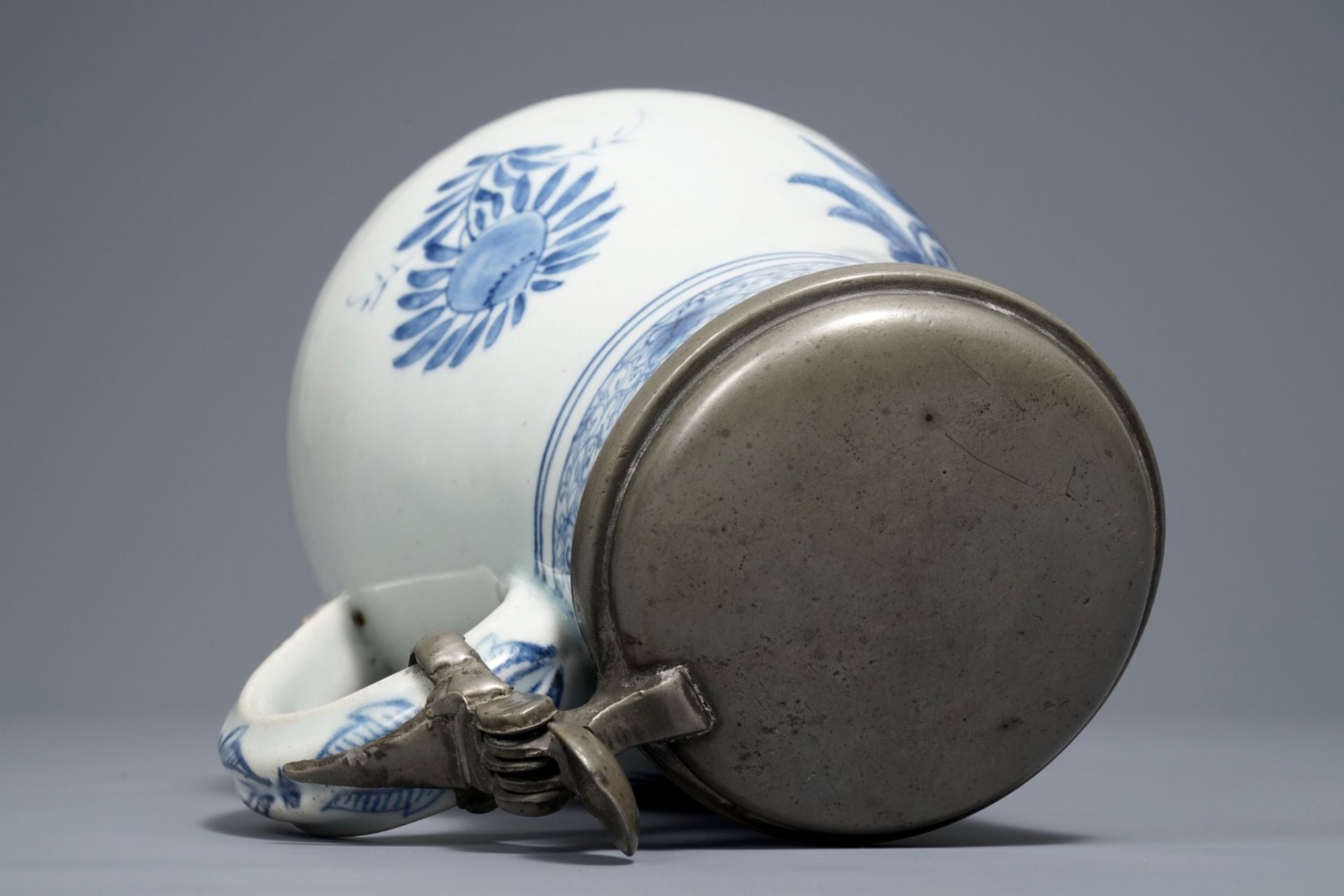 A Japanese blue and white pewter-mounted Arita jug, Edo, 17/18th C. - Image 7 of 8